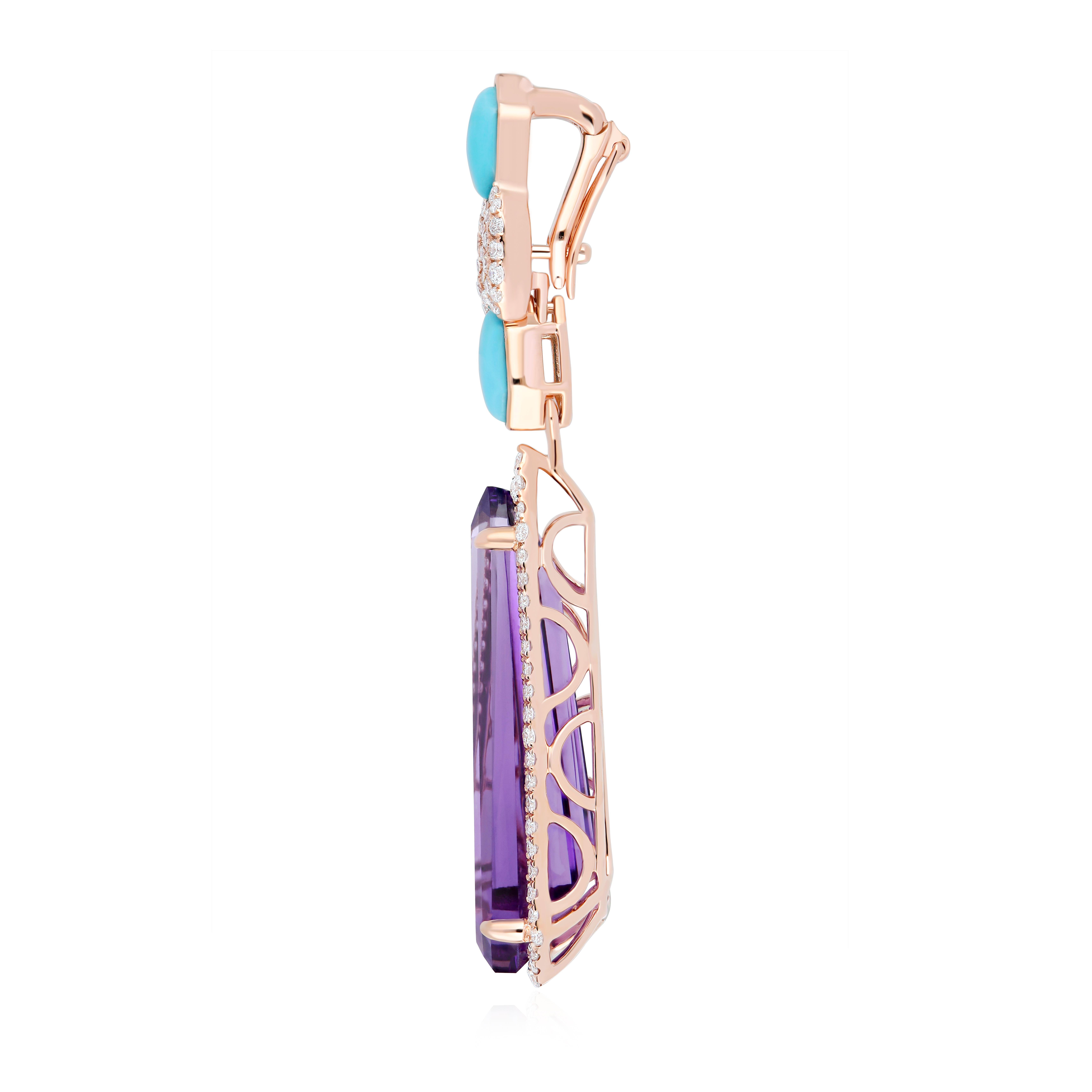 Concediti la massima espressione del lusso con questo pendente in oro rosa 14 carati meticolosamente realizzato. Al centro, una splendida ametista sfaccettata da 9,20 carati affascina con la sua tonalità profonda e vibrante, incorniciata da