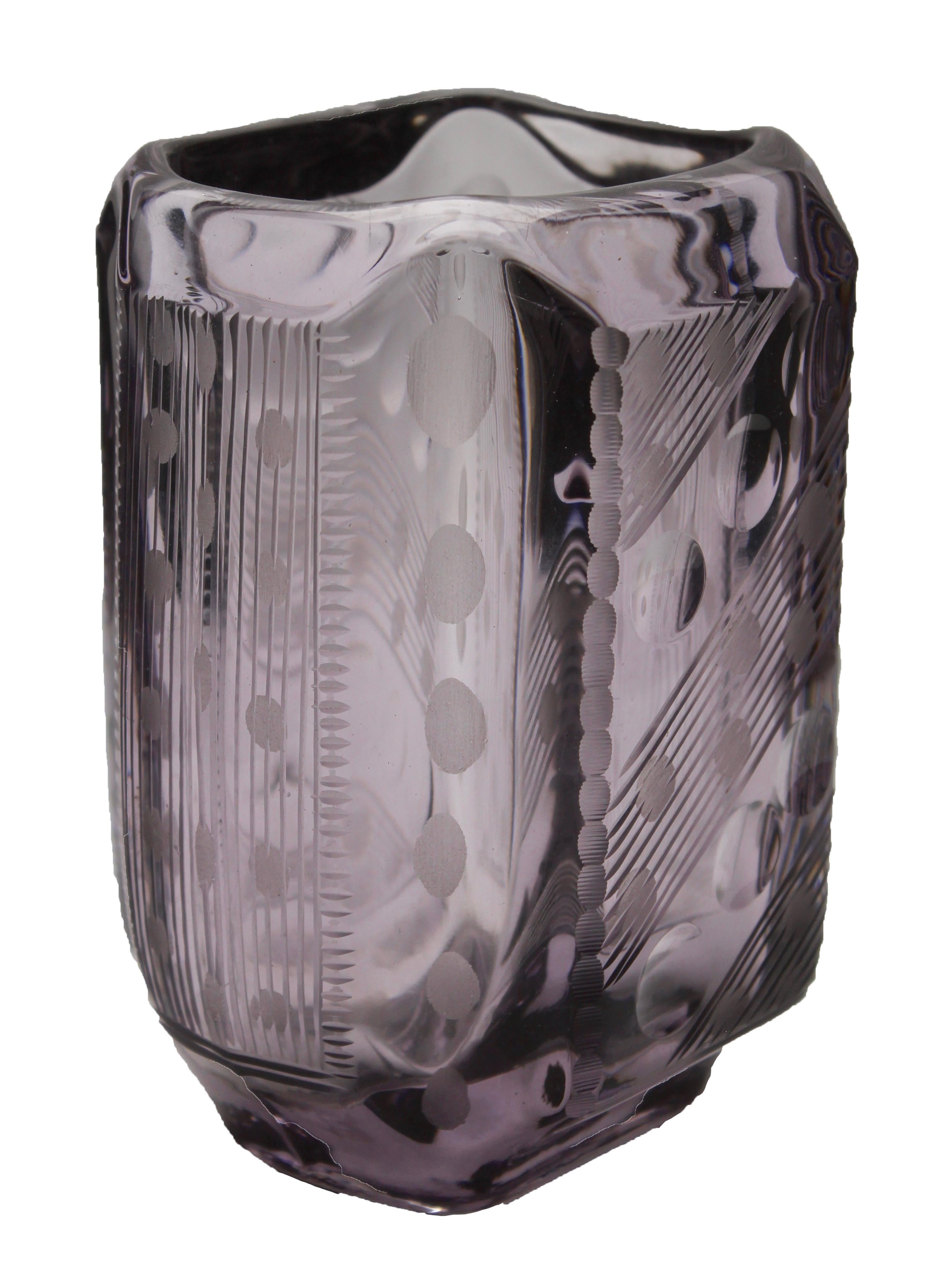 A beautiful example of Postwar deco design and an early example of the developing Sklo style. This midcentury rectangular vase has been made in a light shade of amethyst on a raised foot, with abstract / geometric design engraved on the thick-walled