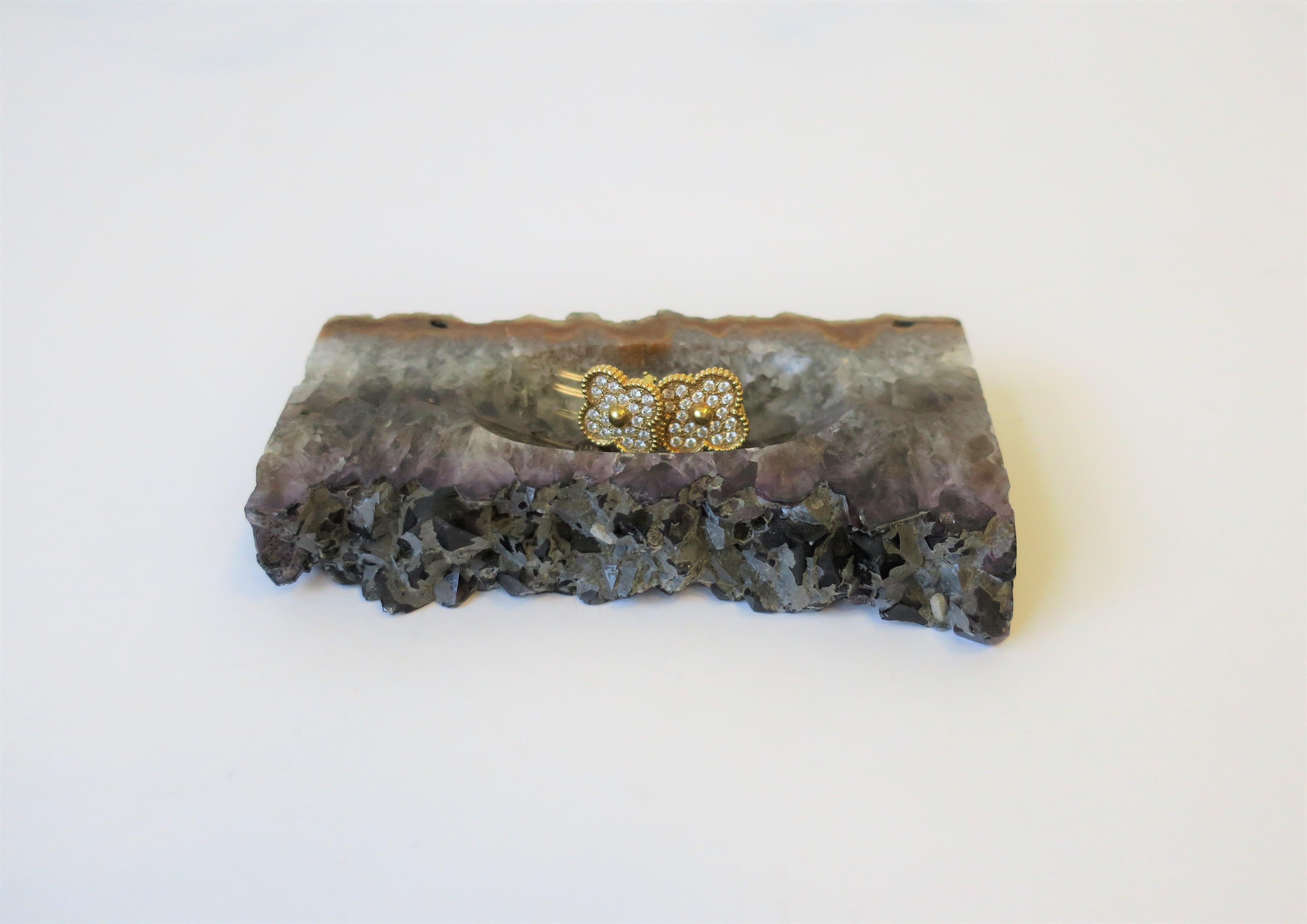 Eine schöne natürliche lila Amethyst Geode Schmuck Schale vide-poche, Organic Modern Style. Polierte Oberfläche mit ovaler Vertiefung für Schmuck, etc.etc. Kann kleine Gegenstände aufnehmen, vielleicht auf einem Nachttisch, einer Frisierkommode,
