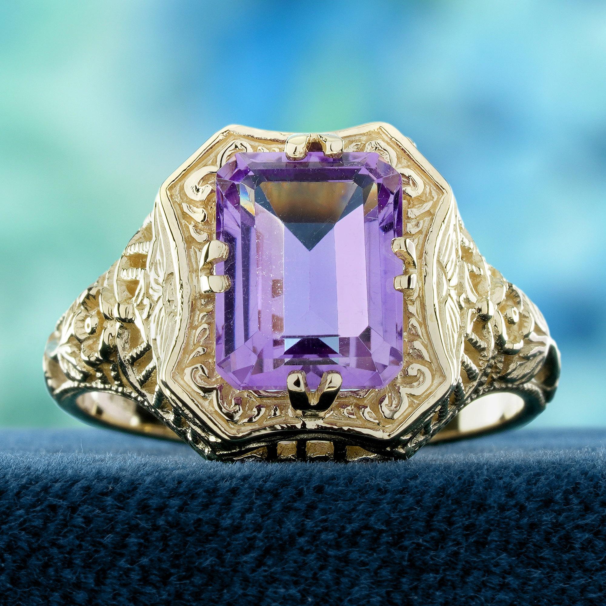 Ein auffälliger natürlicher Amethyst im Smaragdschliff, der seinen satten violetten Farbton in einer eleganten, raffinierten Form zur Geltung bringt. Die scharfen Linien des Smaragdschliffs betonen die Brillanz des Edelsteins und verleihen ihm ein