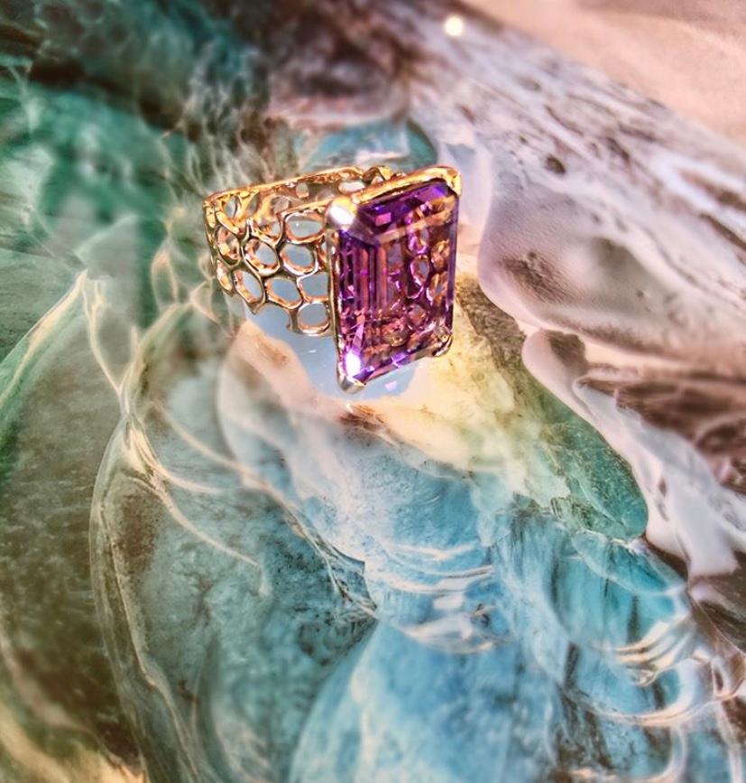 Modern Amethyst Waves Ring in 14 Karat Rose Gold with White Diamond For Sale