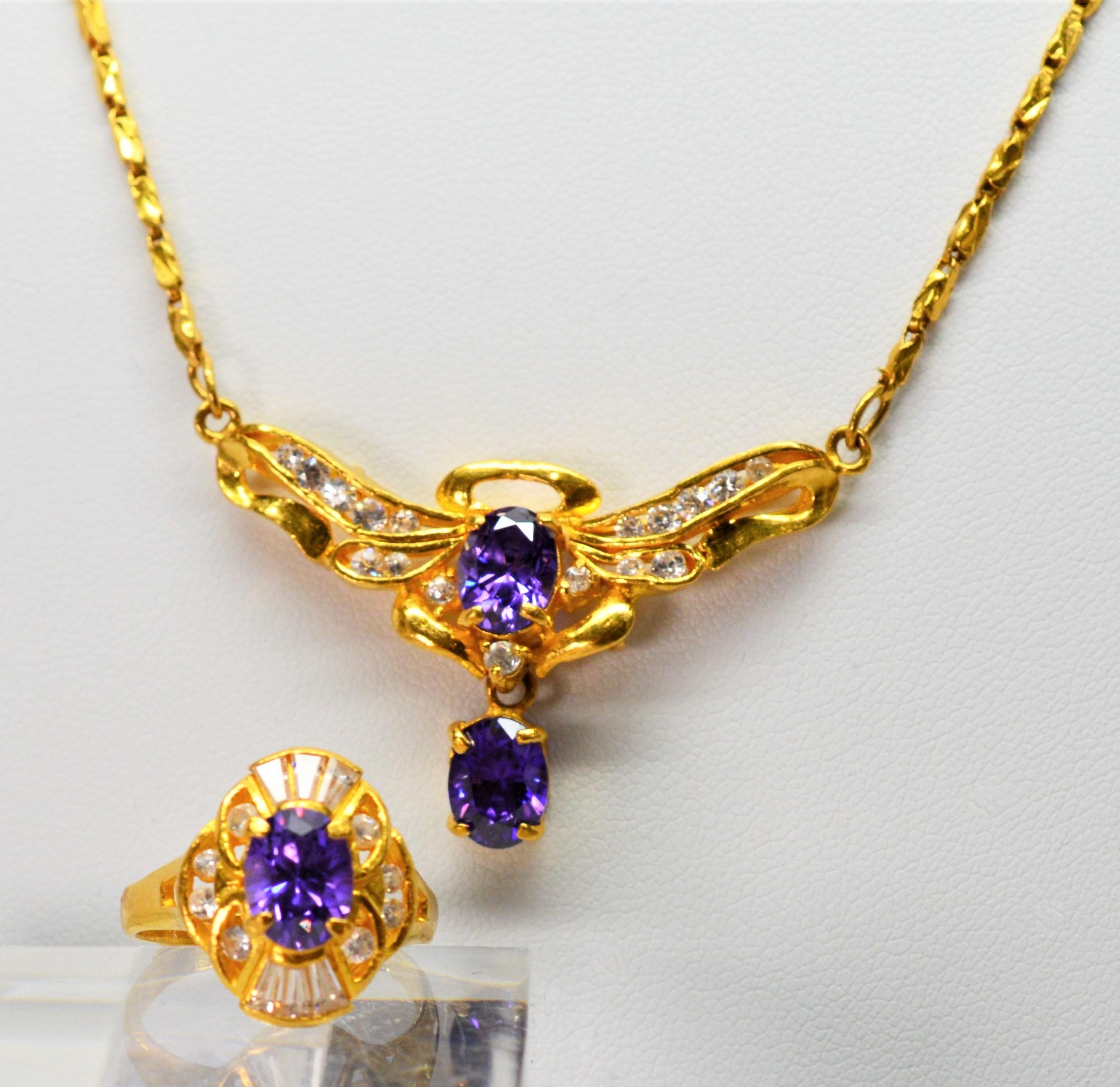 Collier ravissant en or jaune de vingt-deux carats (22k) orné de deux carats d'améthyste vive  il s'agit d'une pierre centrale ovale d'un carat et d'une goutte pendante d'un carat, toutes deux de taille 6x8 mm. L'élégant pendentif en forme d'aile
