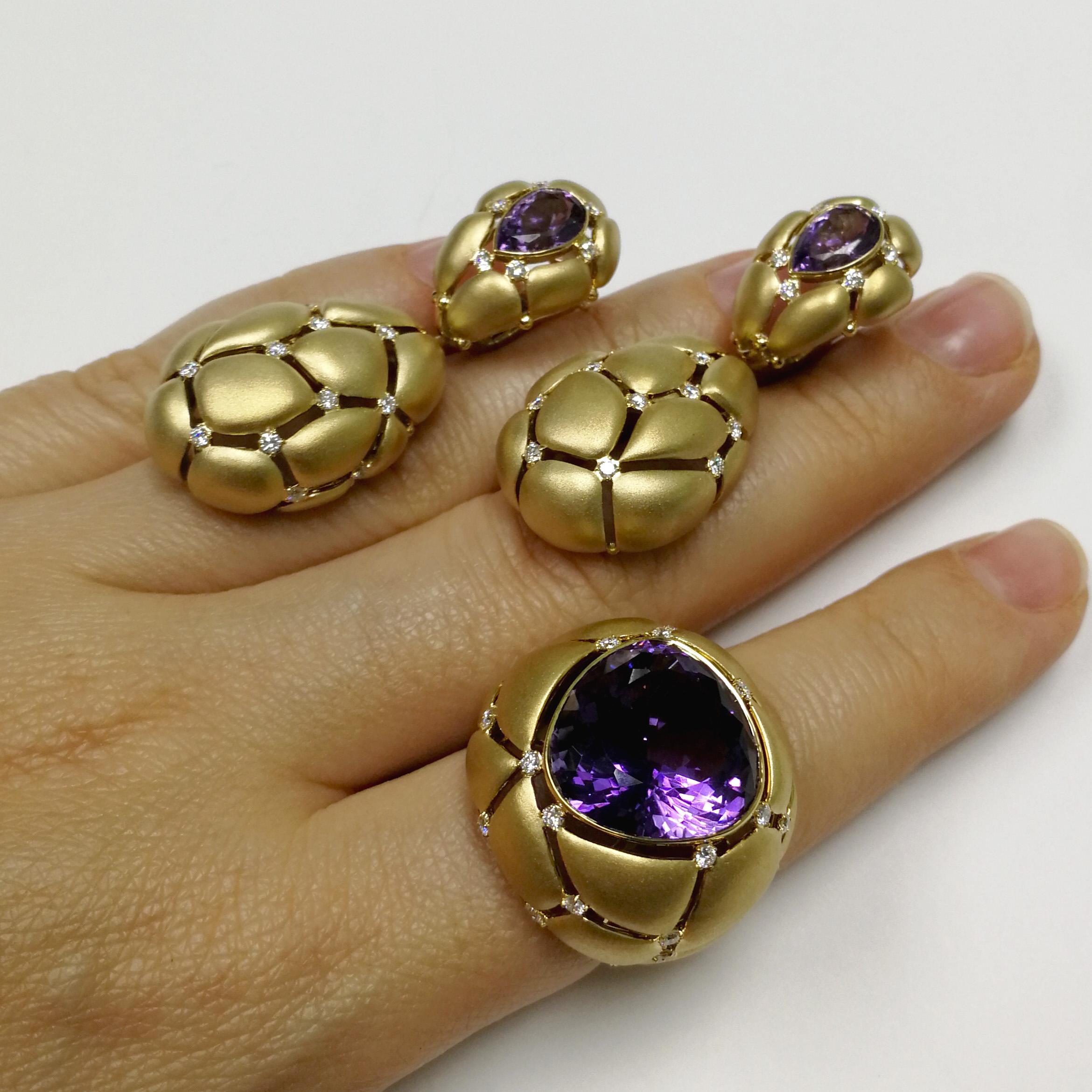Contemporary Amethyst White Diamonds 18 Karat Yellow Gold Suite For Sale