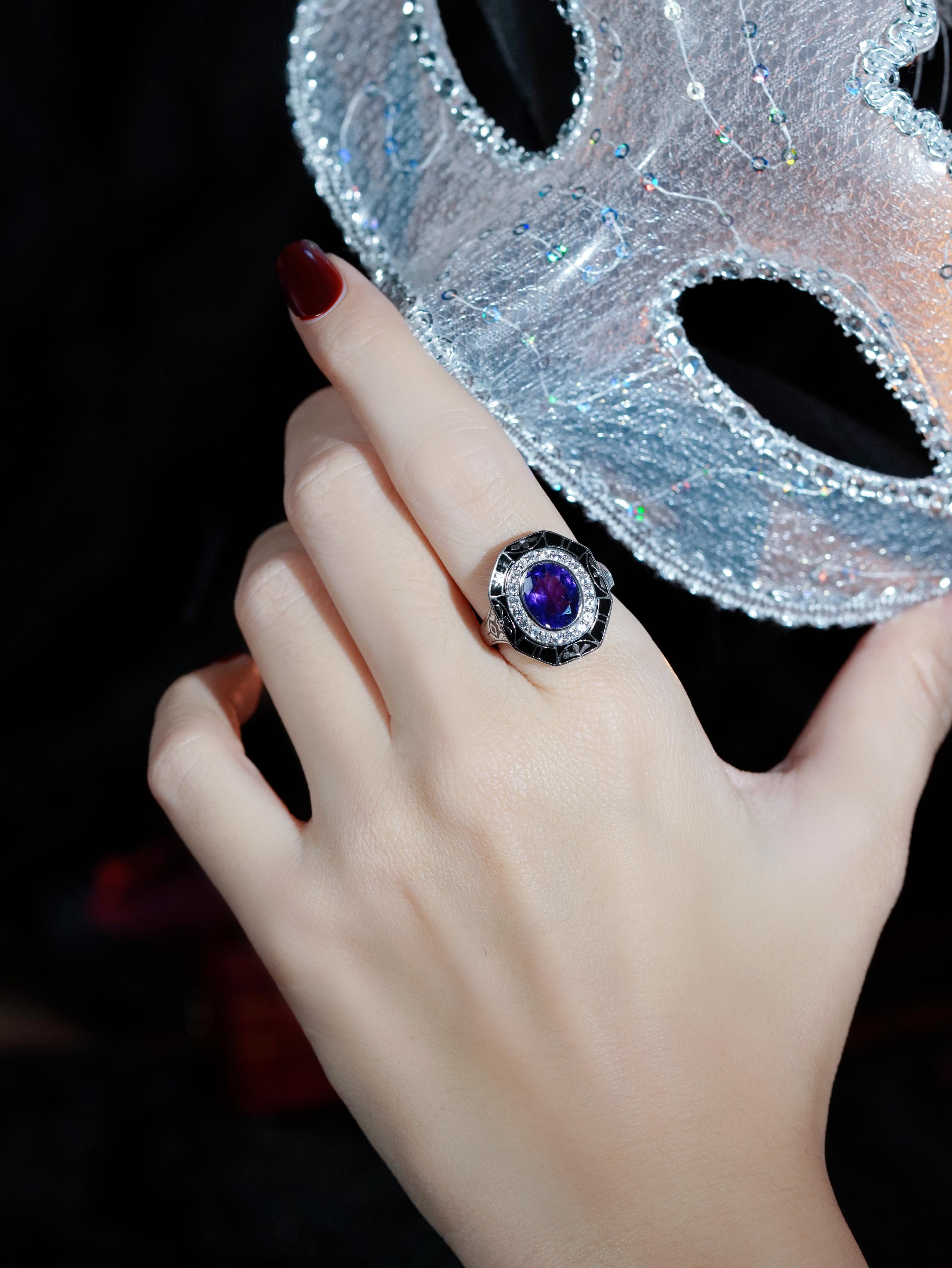 Eleva la tua eleganza con questo incantevole anello da cocktail in stile antico, dove il fascino vintage incontra un'audace raffinatezza. Un'ametista ricca e regale si adagia con grazia in un castone liscio, la sua profonda tonalità viola risplende