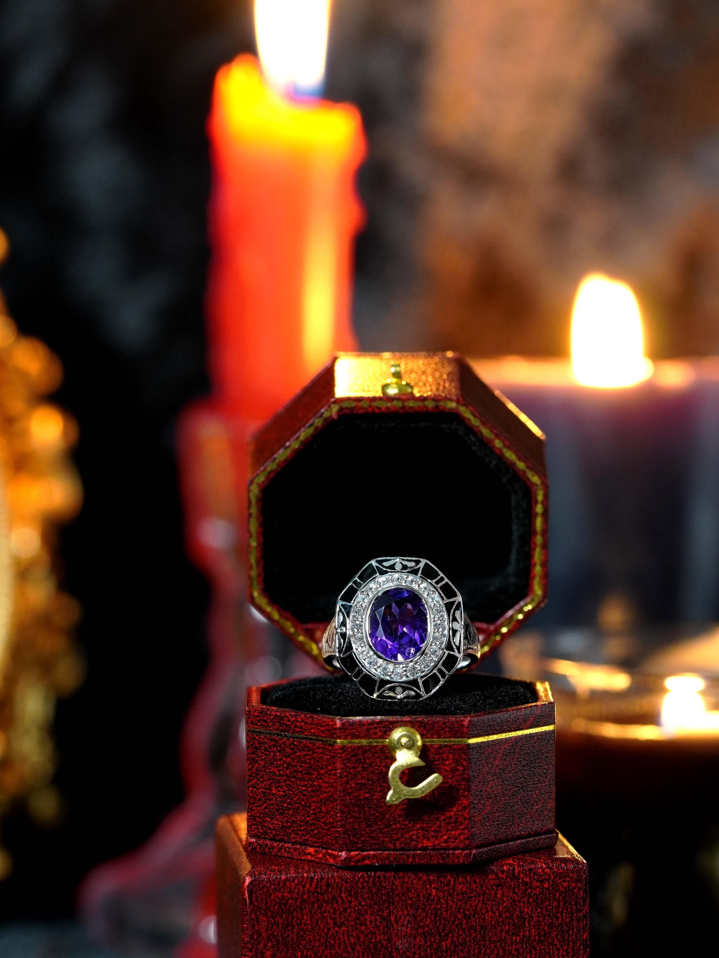 Anello Cocktail in stile antico con zaffiro bianco ametista e smalto nero in oro 9K In condizioni Nuovo in vendita a Bangkok, TH