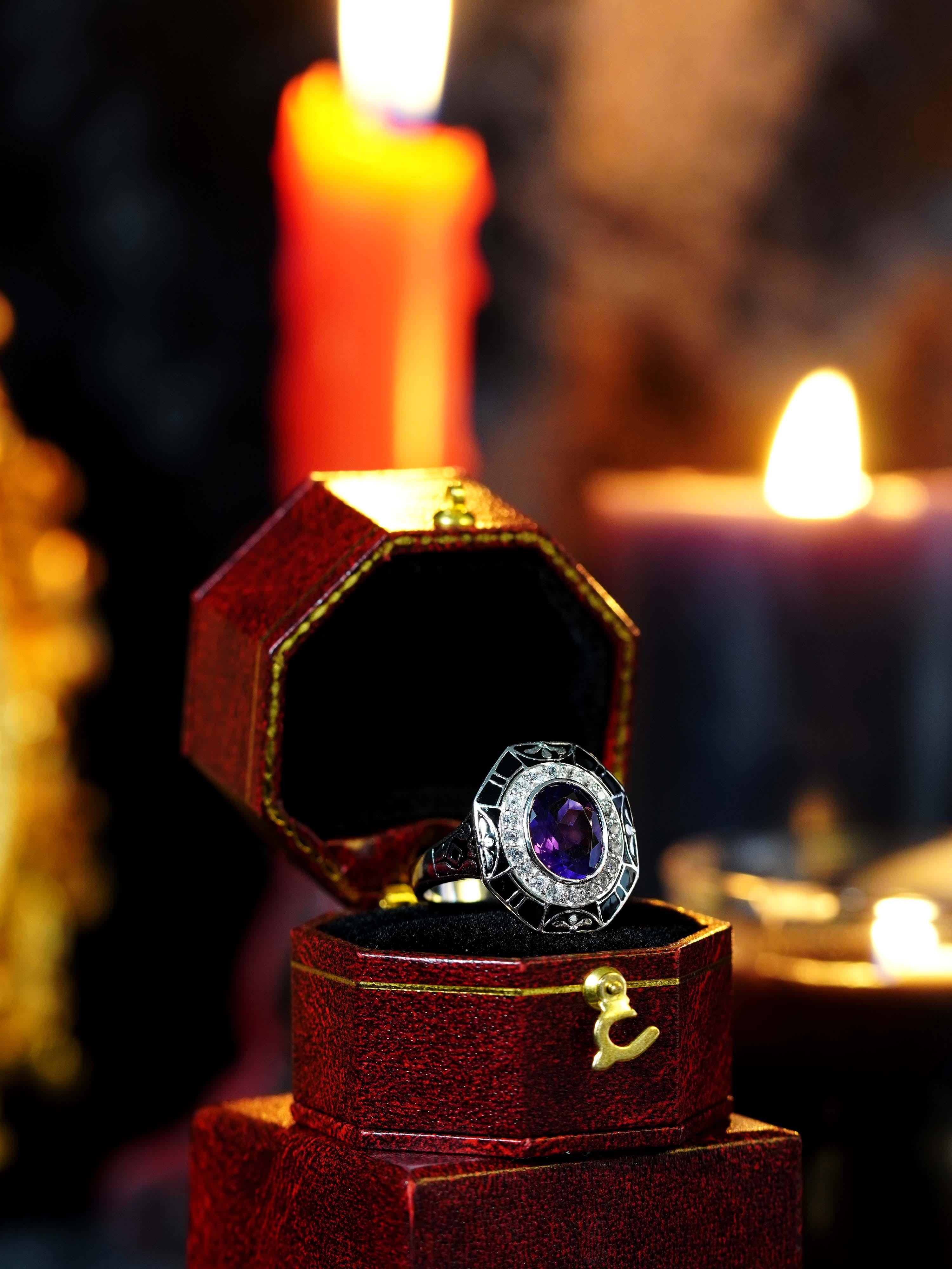 Anello Cocktail in stile antico con zaffiro bianco ametista e smalto nero in oro 9K in vendita 1