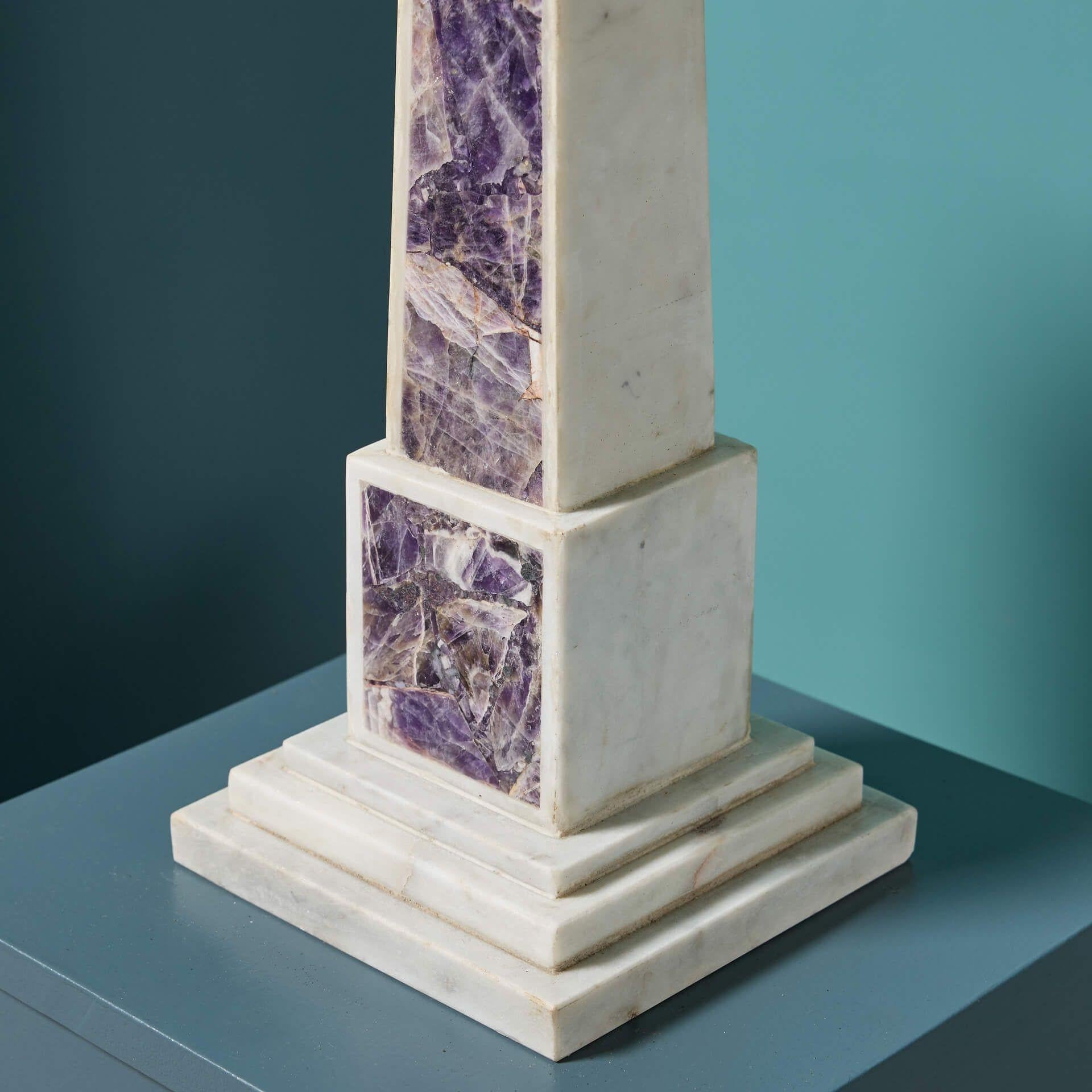 XX secolo Obelischi in marmo statuario bianco e ametista in vendita
