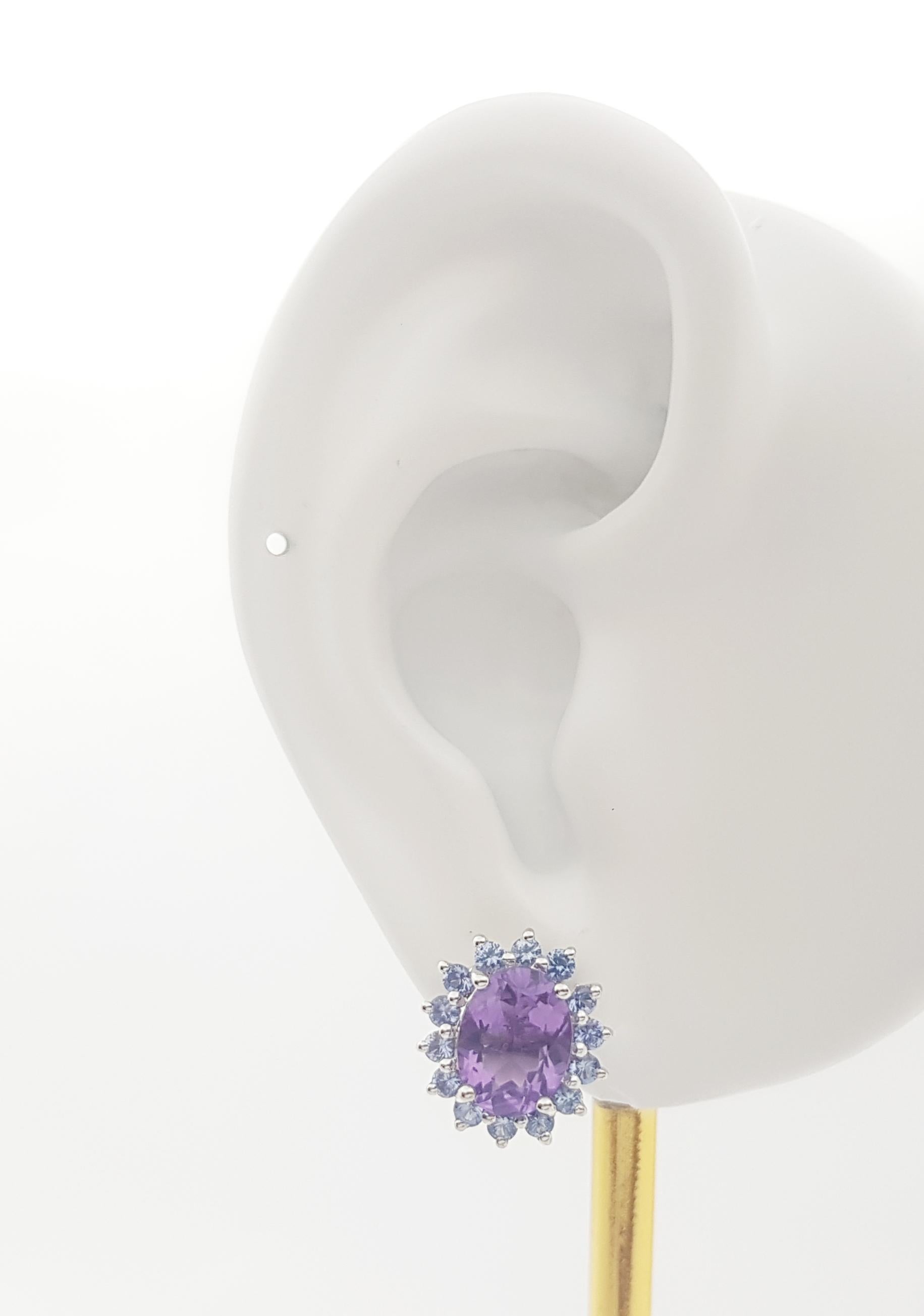 Orecchini con ametista da 3,48 carati e zaffiro blu da 0,96 carati con montatura in oro bianco 14K

Larghezza: 1.2 cm 
Lunghezza: 1.3 cm
Peso totale: 6,23 grammi

