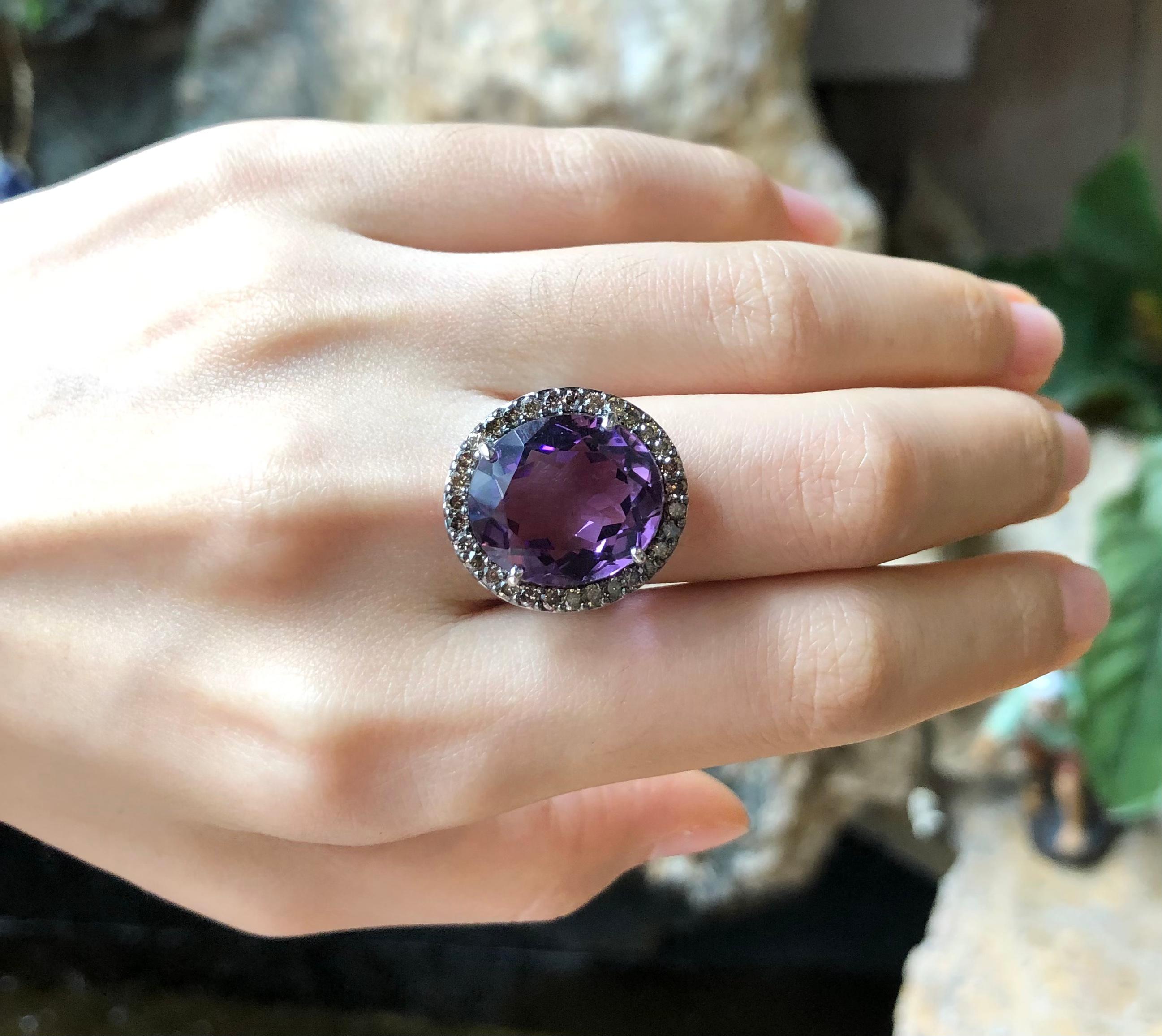 Bague composée d'une améthyste de 11,58 carats et d'un diamant brun de 1,03 carat sertis dans de l'or blanc 18 carats

Largeur :  2.0 cm 
Longueur :  1.9 cm
Taille de l'anneau : 53
Poids total : 8,61 grammes

