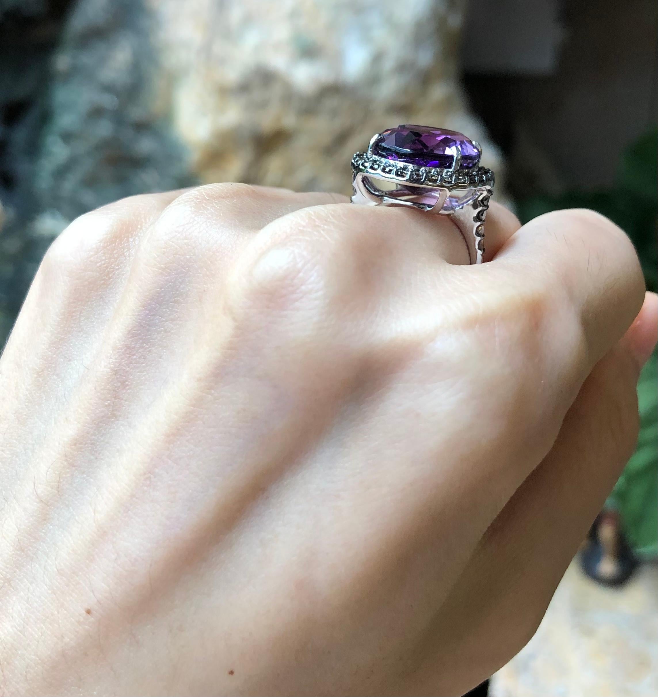 Contemporain Bague en or blanc 18 carats sertie d'une améthyste et d'un diamant brun en vente