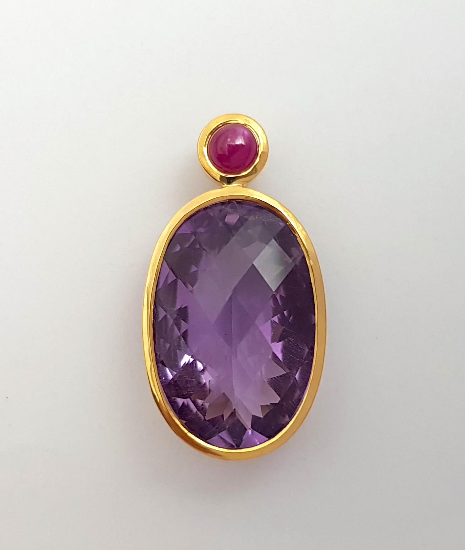 Contemporain Pendentif en or 18 carats avec améthyste et rubis cabochon en vente