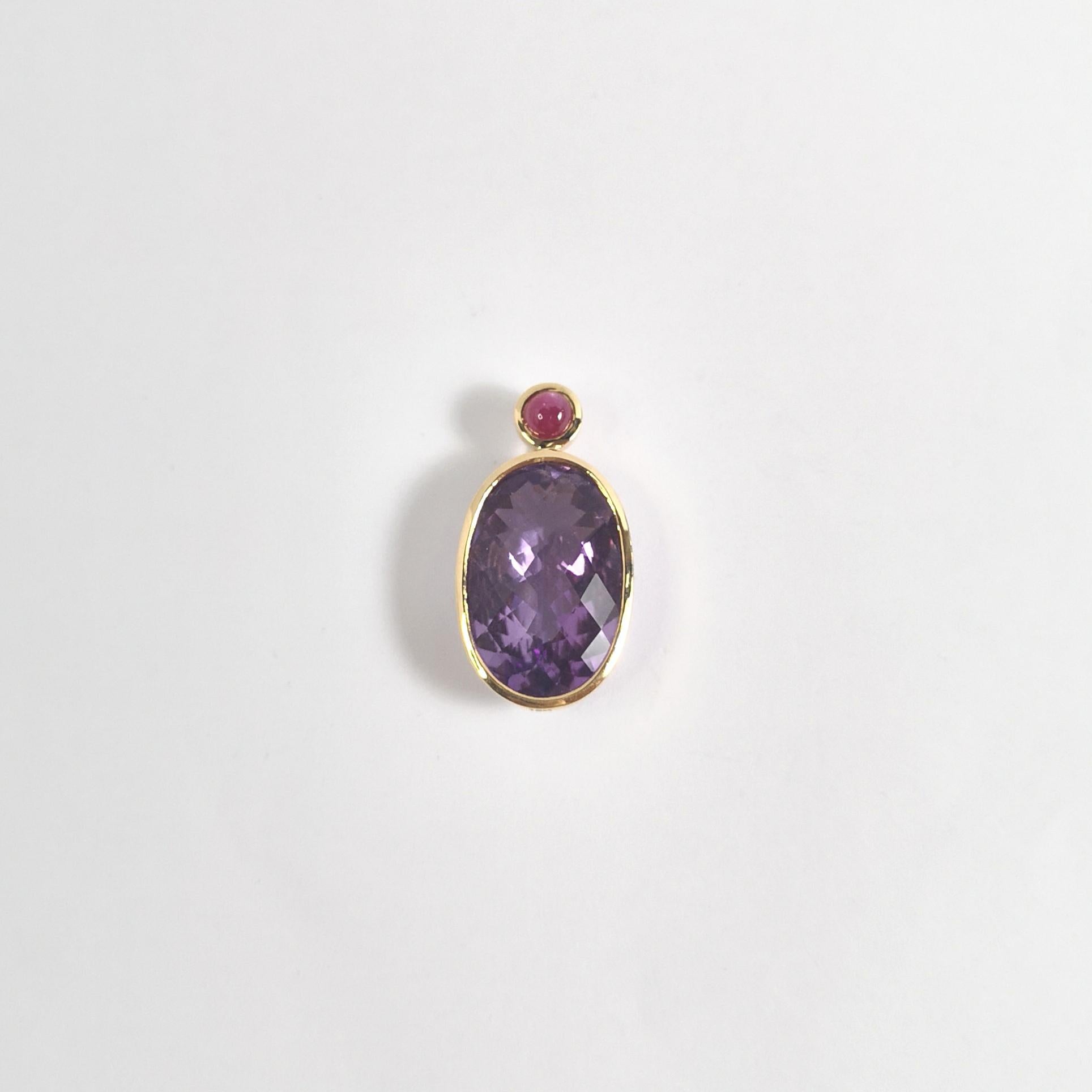 Taille mixte Pendentif en or 18 carats avec améthyste et rubis cabochon en vente