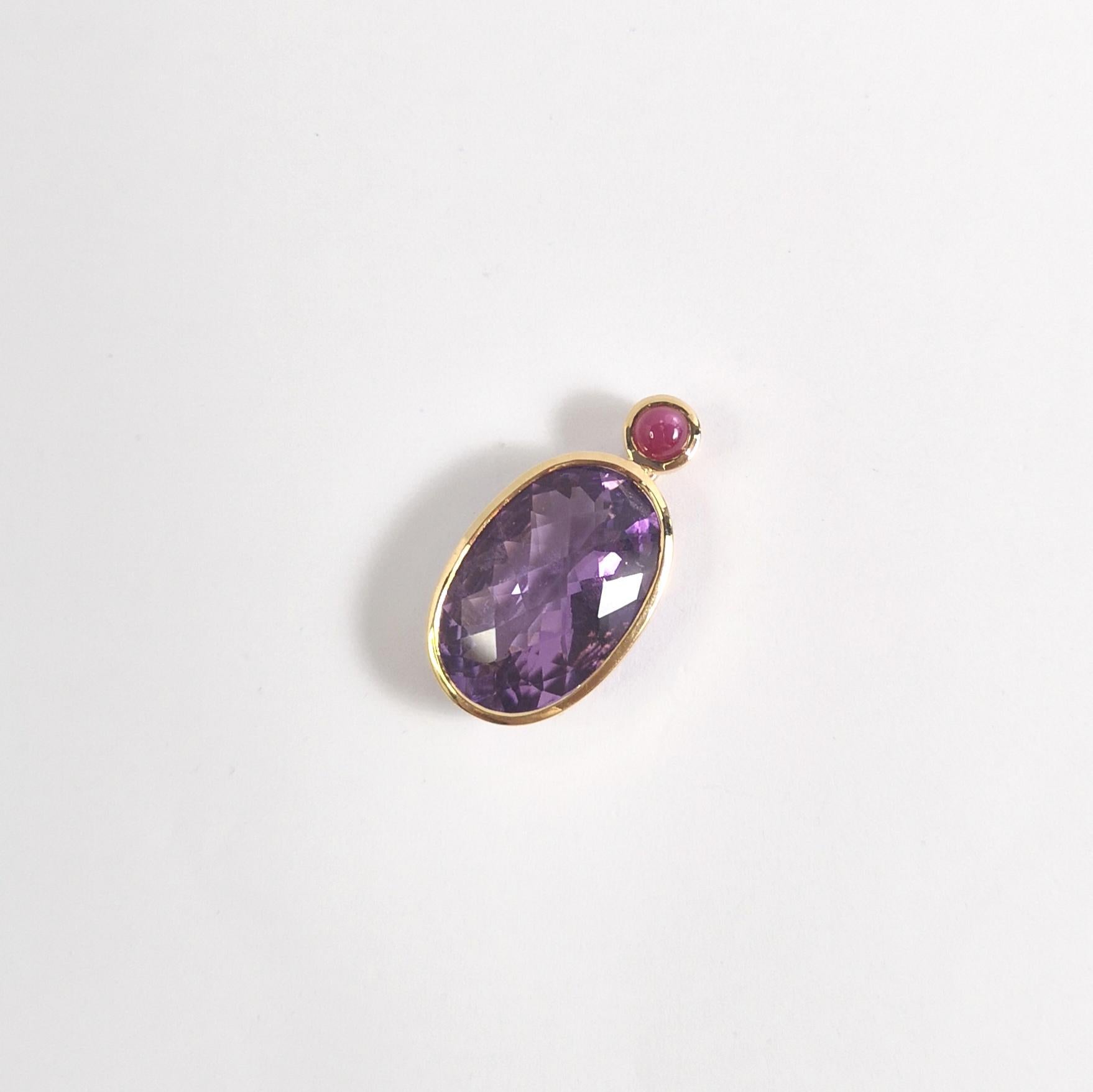 Pendentif en or 18 carats avec améthyste et rubis cabochon en vente 1