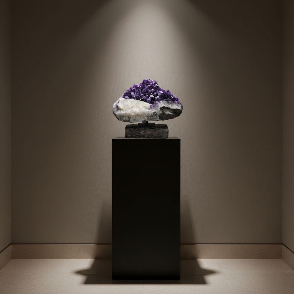 Ametista con calcite su supporto in vendita 1