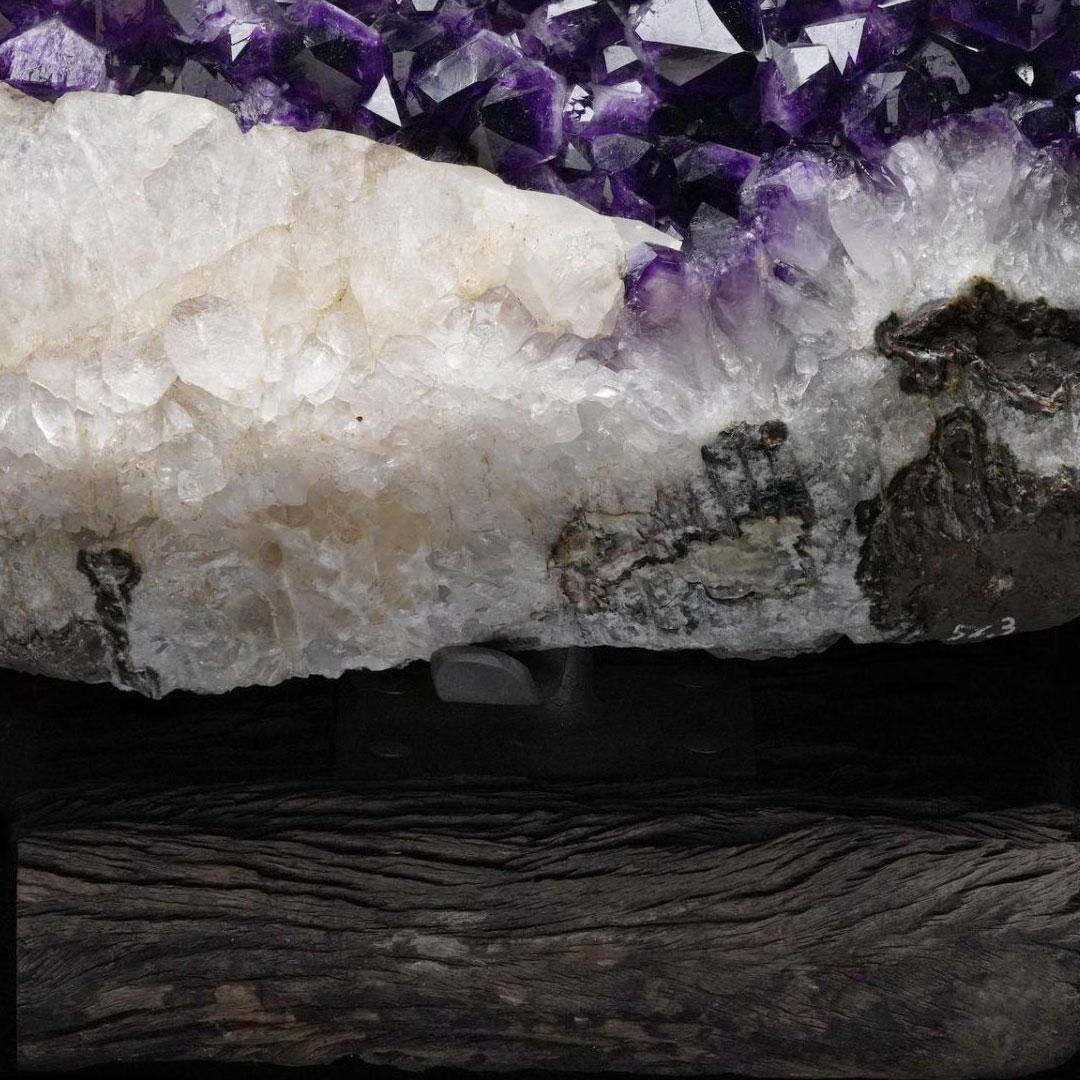 Ametista con calcite su supporto in vendita 2