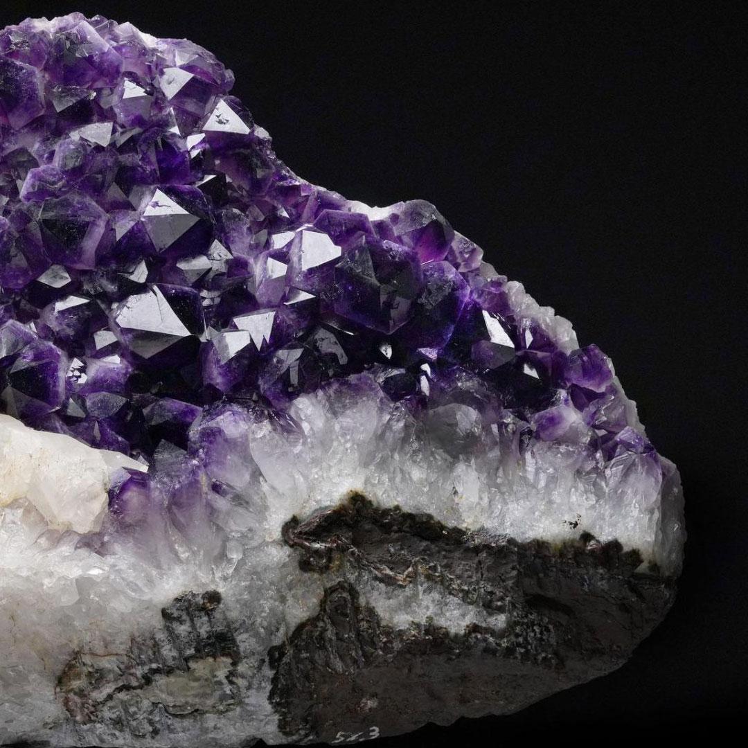 Ametista con calcite su supporto in vendita 3