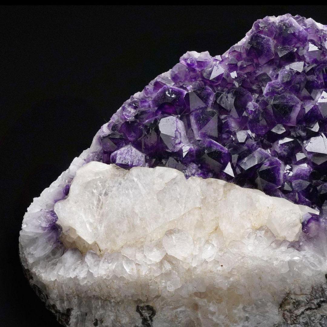 Ametista con calcite su supporto in vendita 4