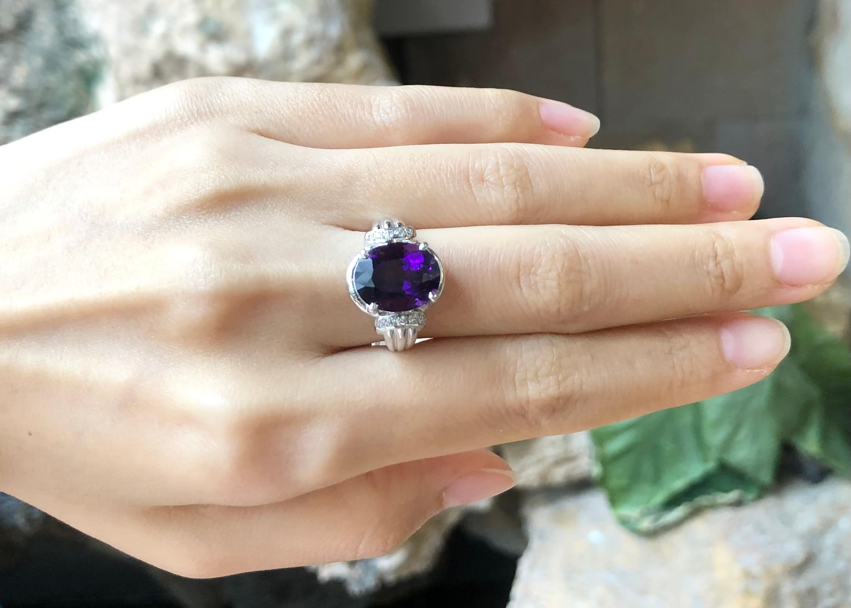 Ring mit Amethyst und kubischem Zirkon in Silberfassung (Zeitgenössisch) im Angebot