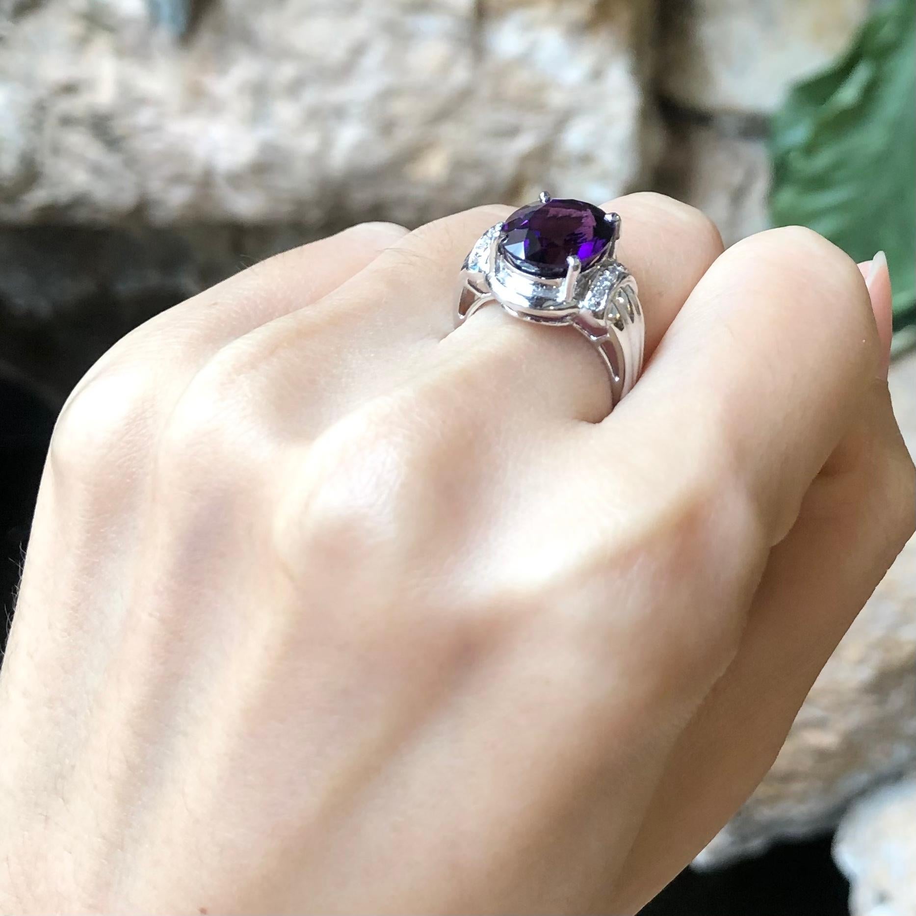 Ring mit Amethyst und kubischem Zirkon in Silberfassung (Ovalschliff) im Angebot