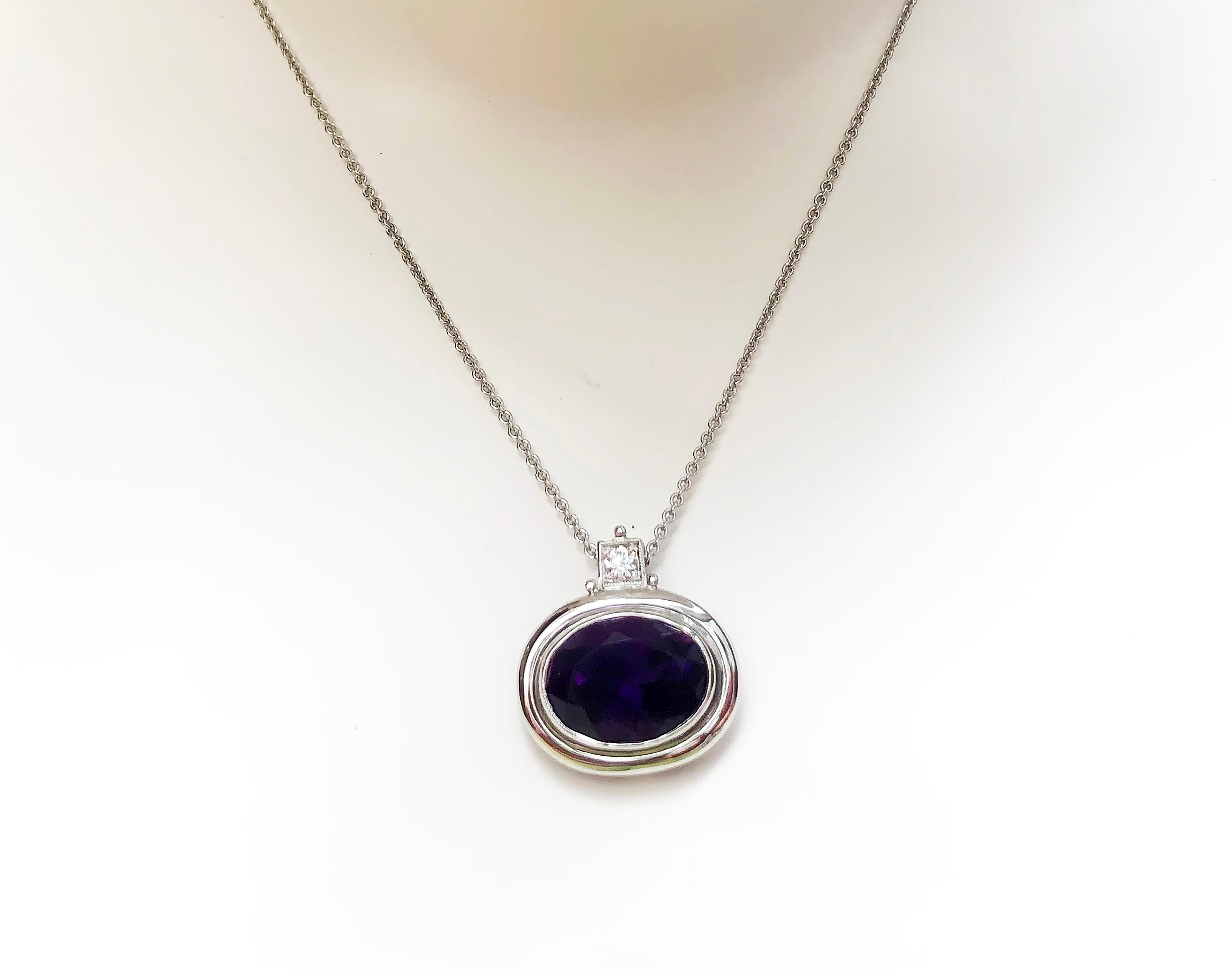 Amethyst 8,87 Karat mit Diamant 0,13 Karat Anhänger in 18 Karat Weißgold gefasst
(Kette nicht enthalten)

Breite:  2.1 cm 
Länge: 2,1 cm
Gesamtgewicht: 6,88 Gramm

