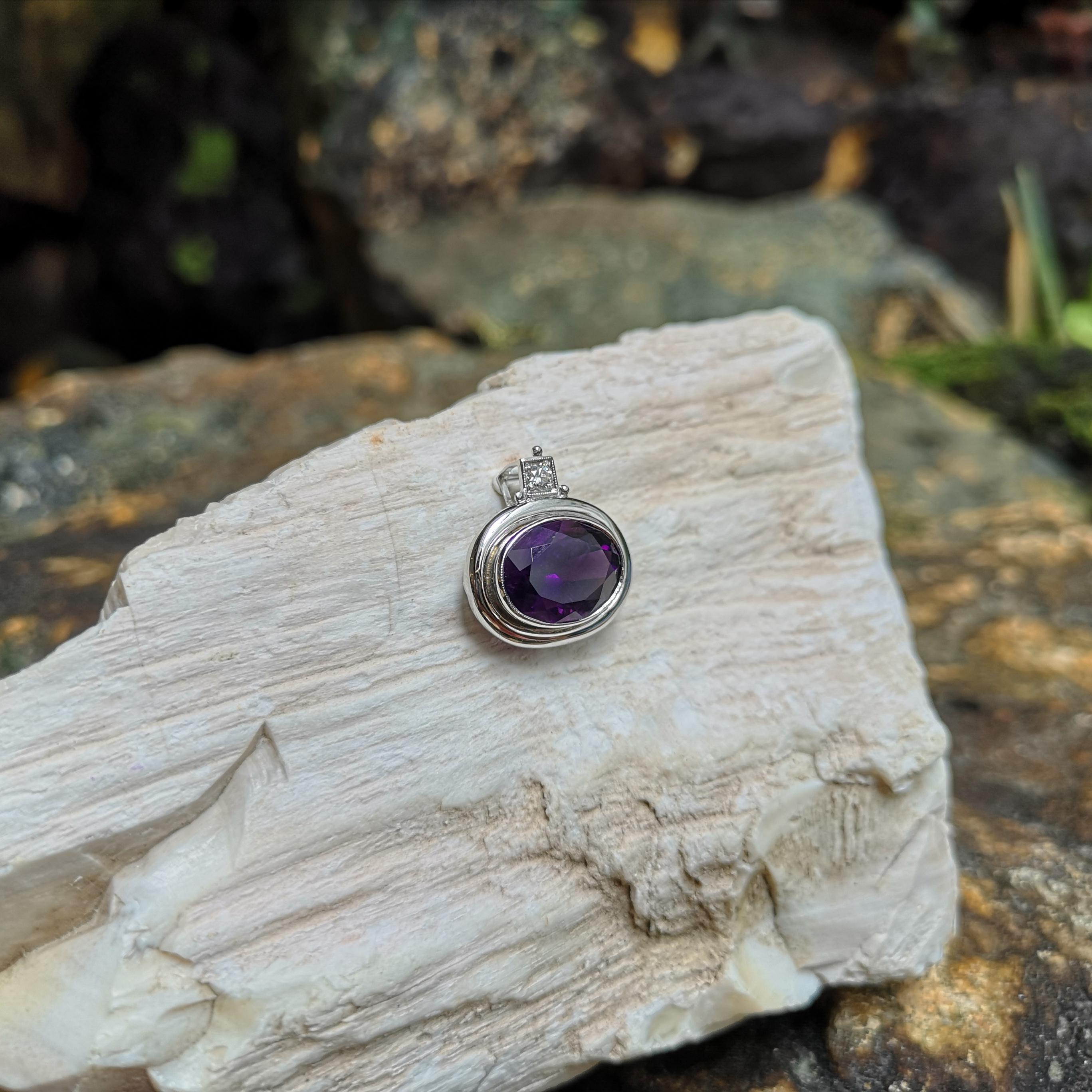 Amethyst mit Diamant-Anhänger in 18 Karat Weißgoldfassung gefasst (Ovalschliff) im Angebot