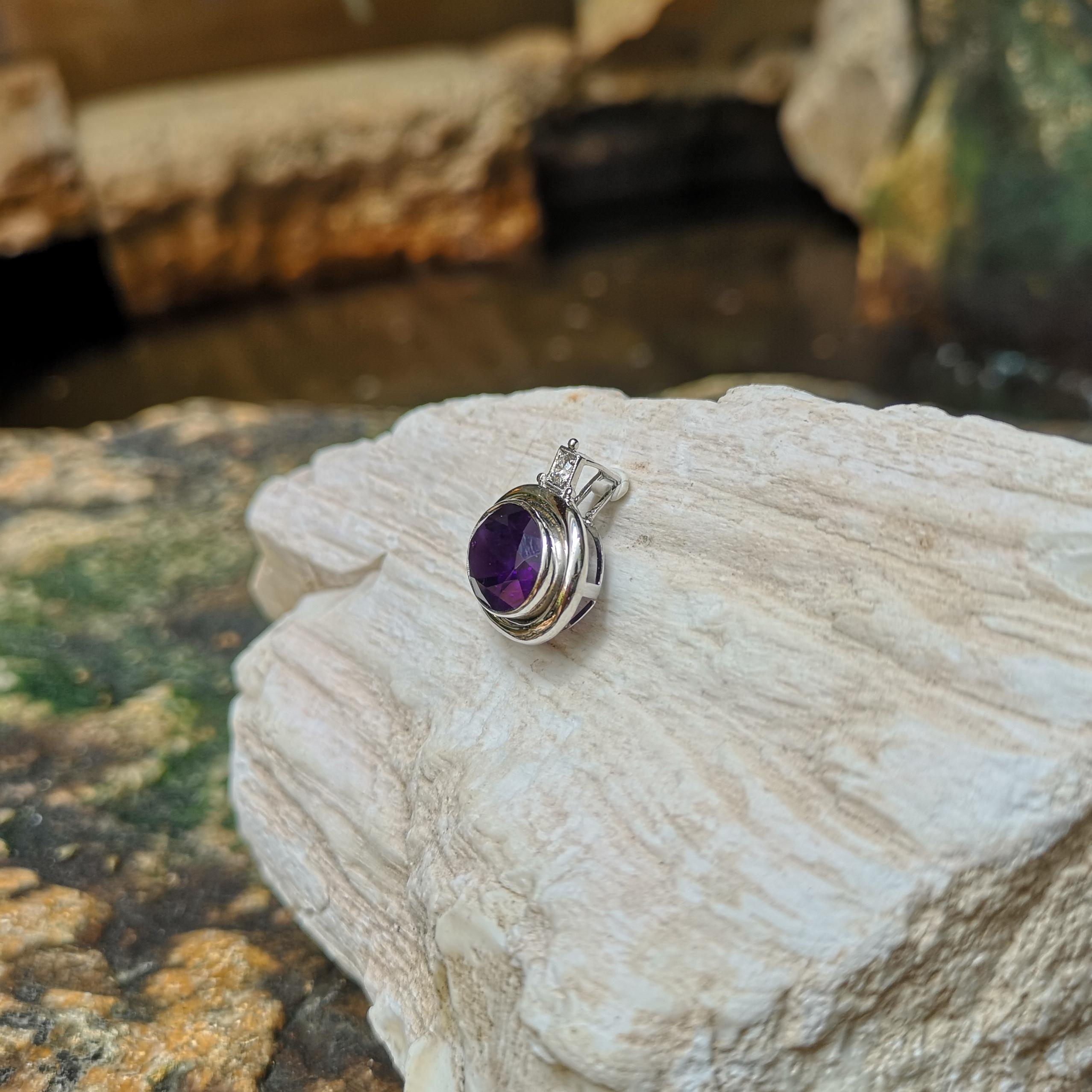 Amethyst mit Diamant-Anhänger in 18 Karat Weißgoldfassung gefasst für Damen oder Herren im Angebot