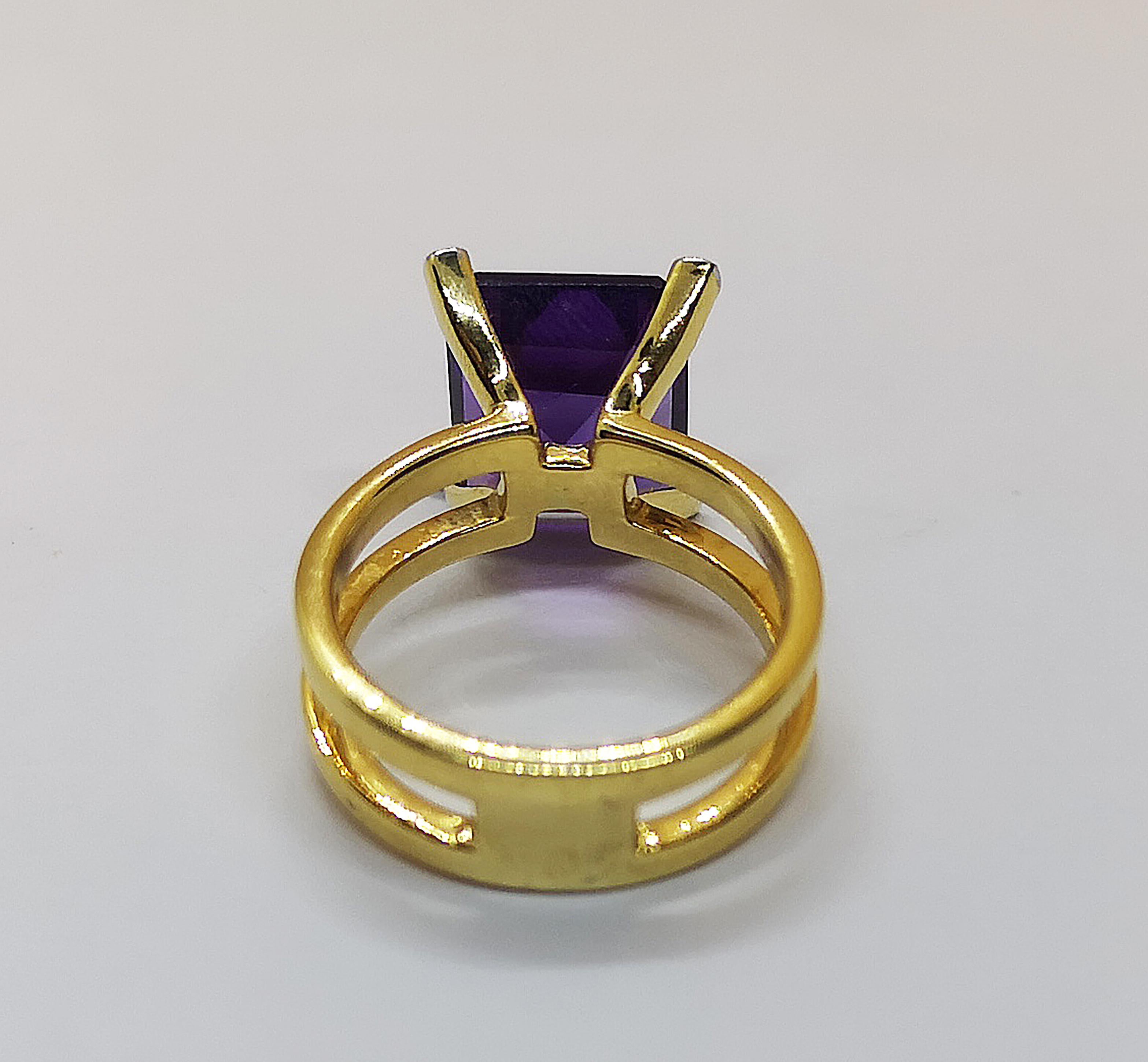 Bague en or 18 carats sertie d'une améthyste et de diamants Neuf - En vente à Bangkok, TH