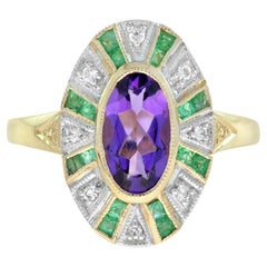 Bague grappe d
améthystes, d
émeraudes et de diamants en or jaune 9 carats