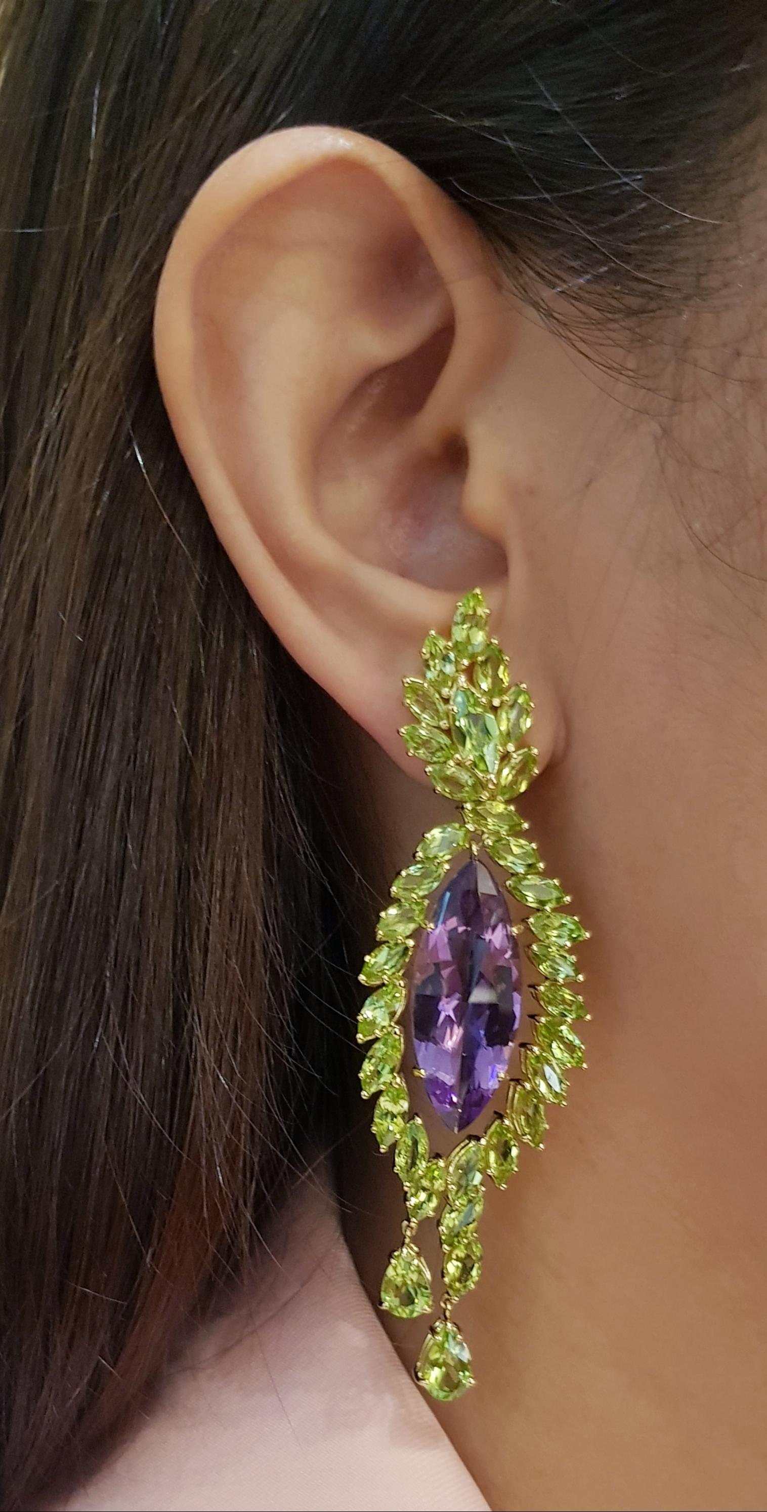 Ametista 23,53 carati e Peridoto 27,50 carati Orecchini con montatura in oro 18 carati

Larghezza:   2.6 cm 
Lunghezza:  8,4 cm
Peso totale: 27,05 grammi

