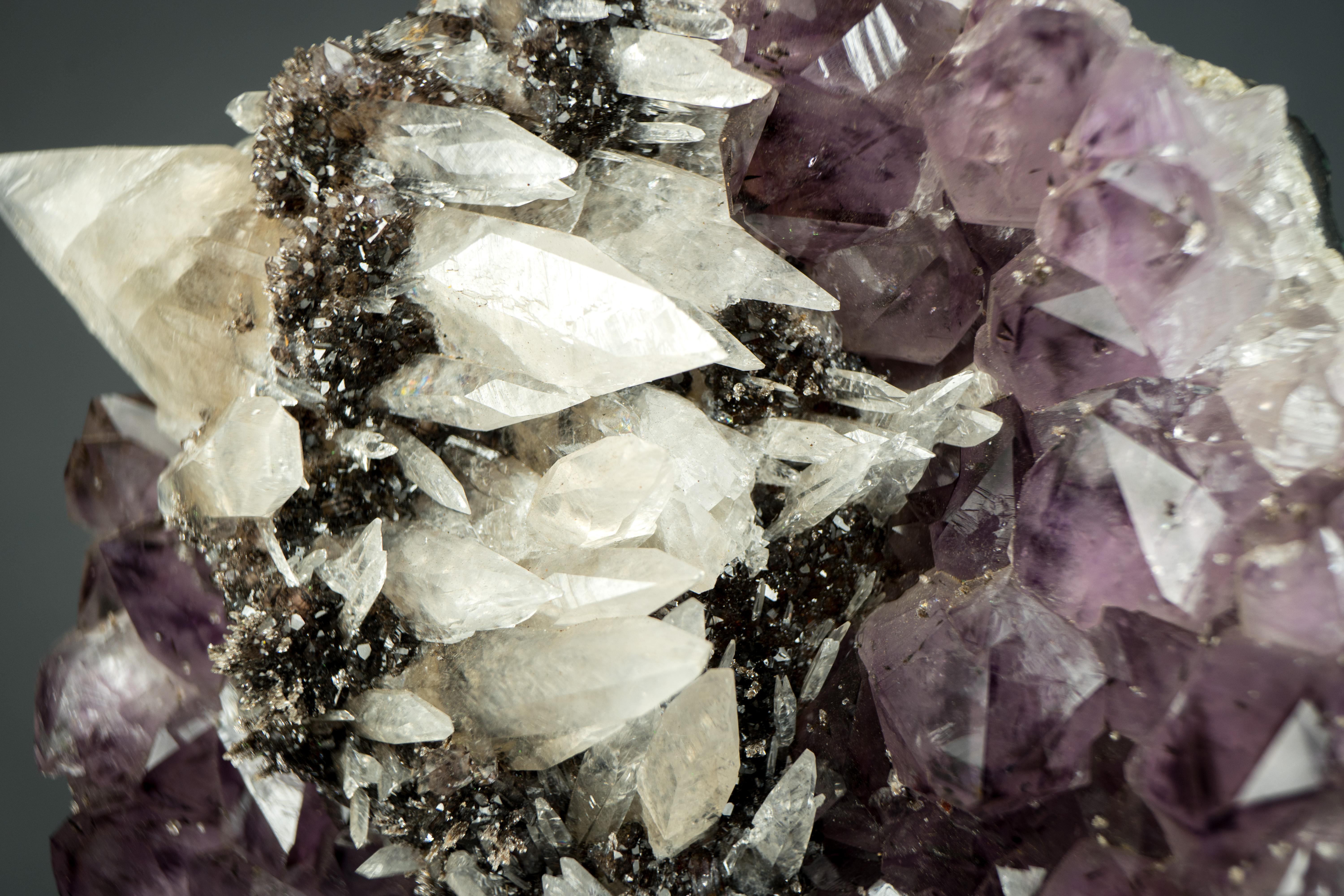 Ametista con raro cluster di calcite intatto su supporto in vendita 4