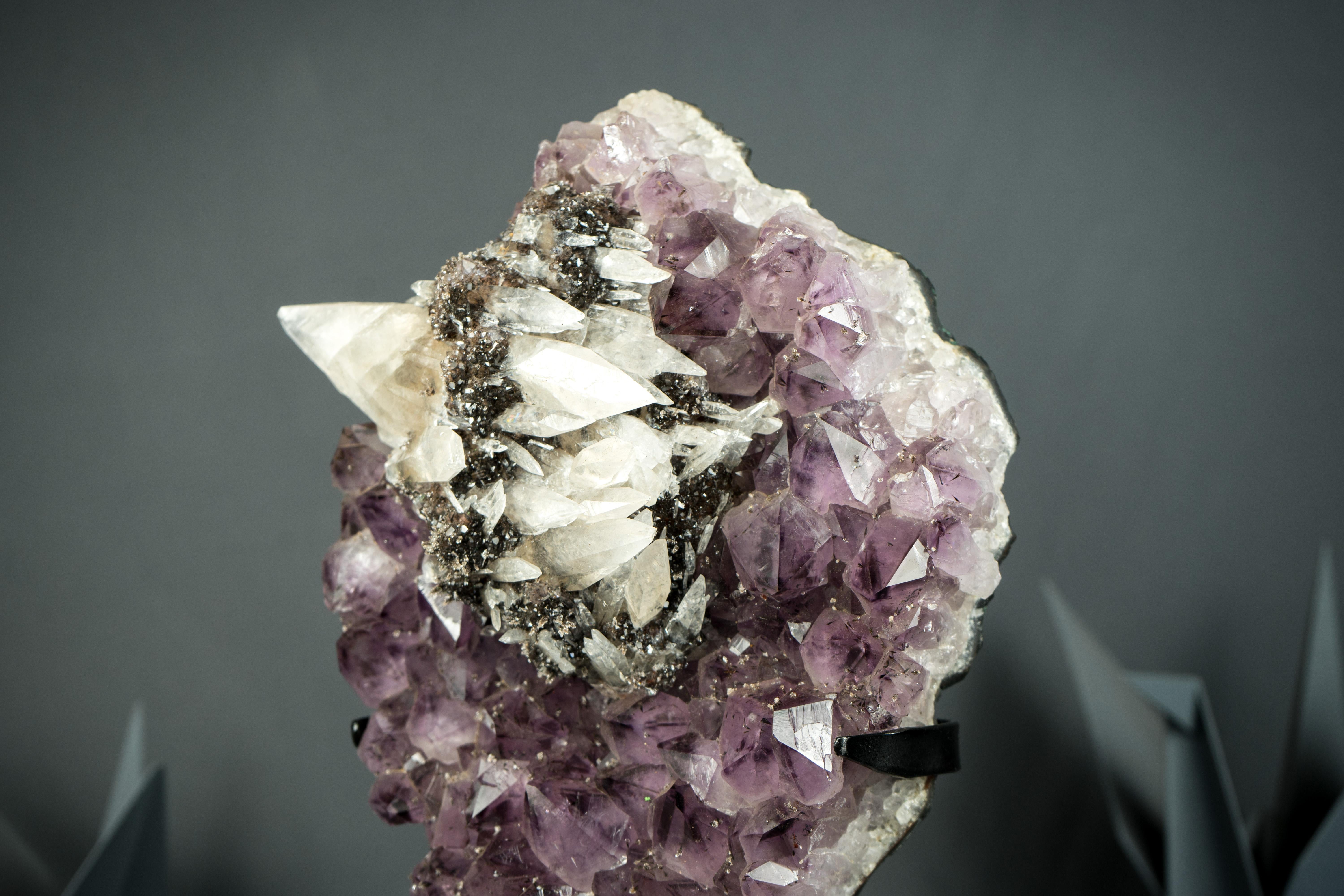 Ametista con raro cluster di calcite intatto su supporto in vendita 5