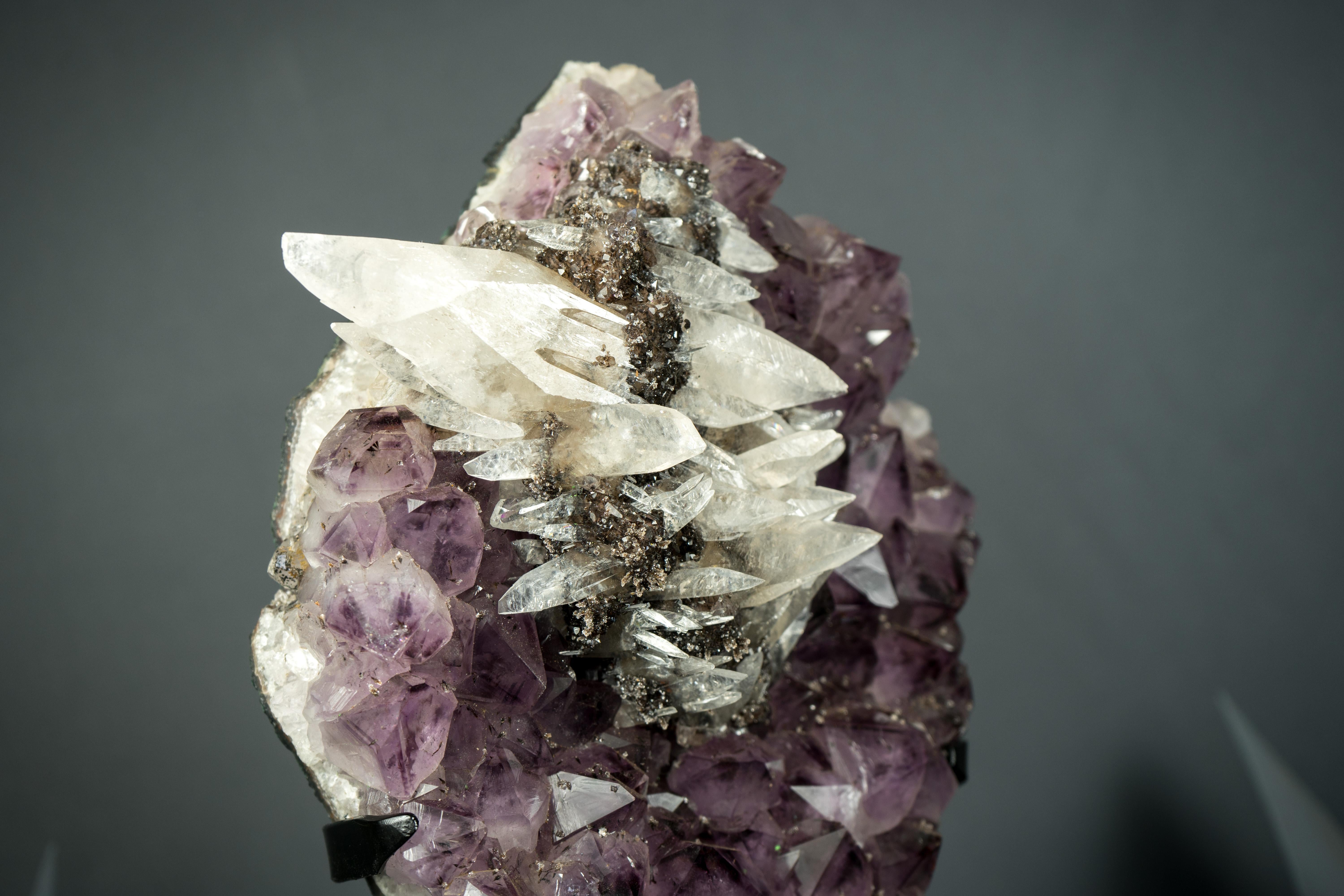 Ametista con raro cluster di calcite intatto su supporto in vendita 6