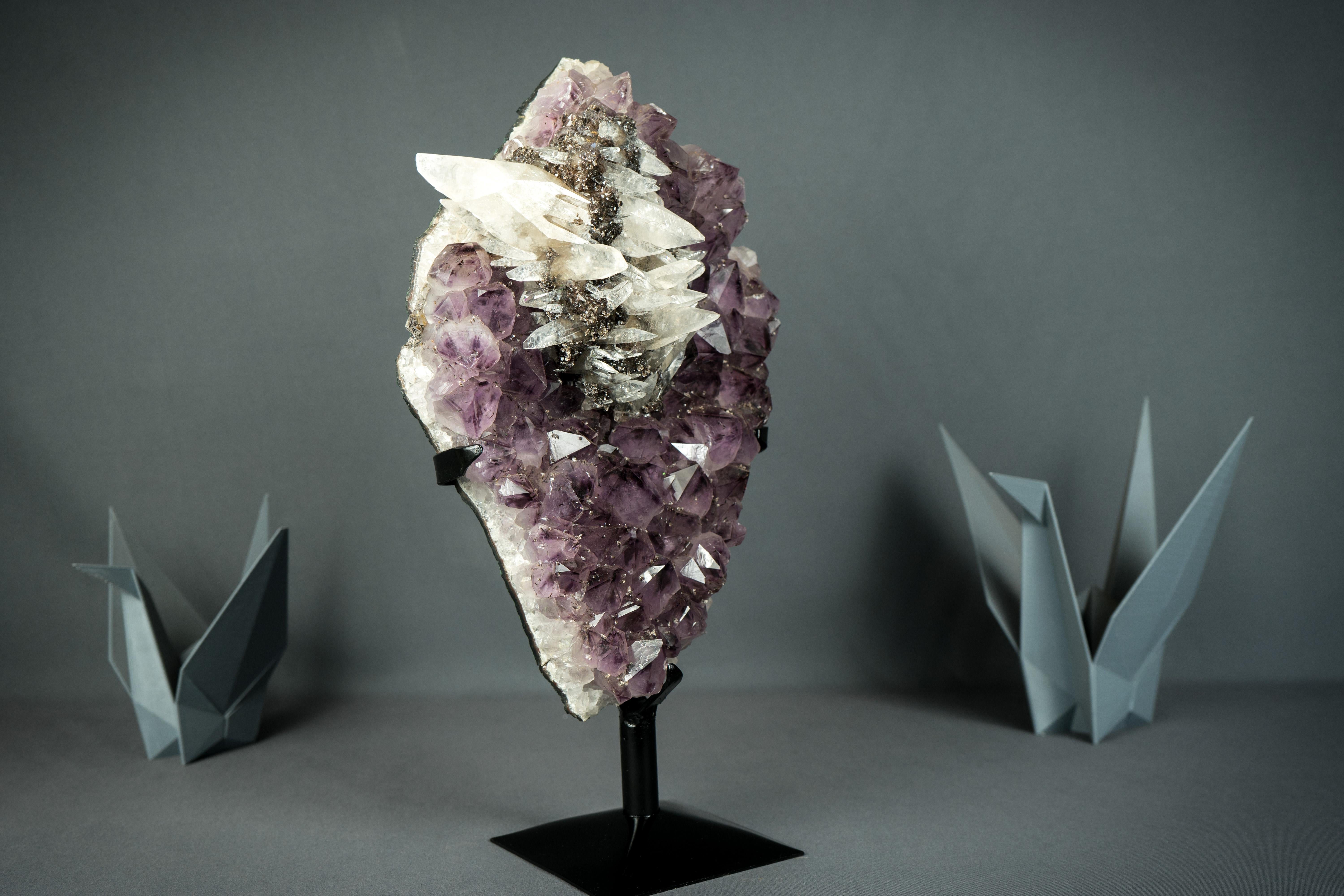 Ametista con raro cluster di calcite intatto su supporto in vendita 7