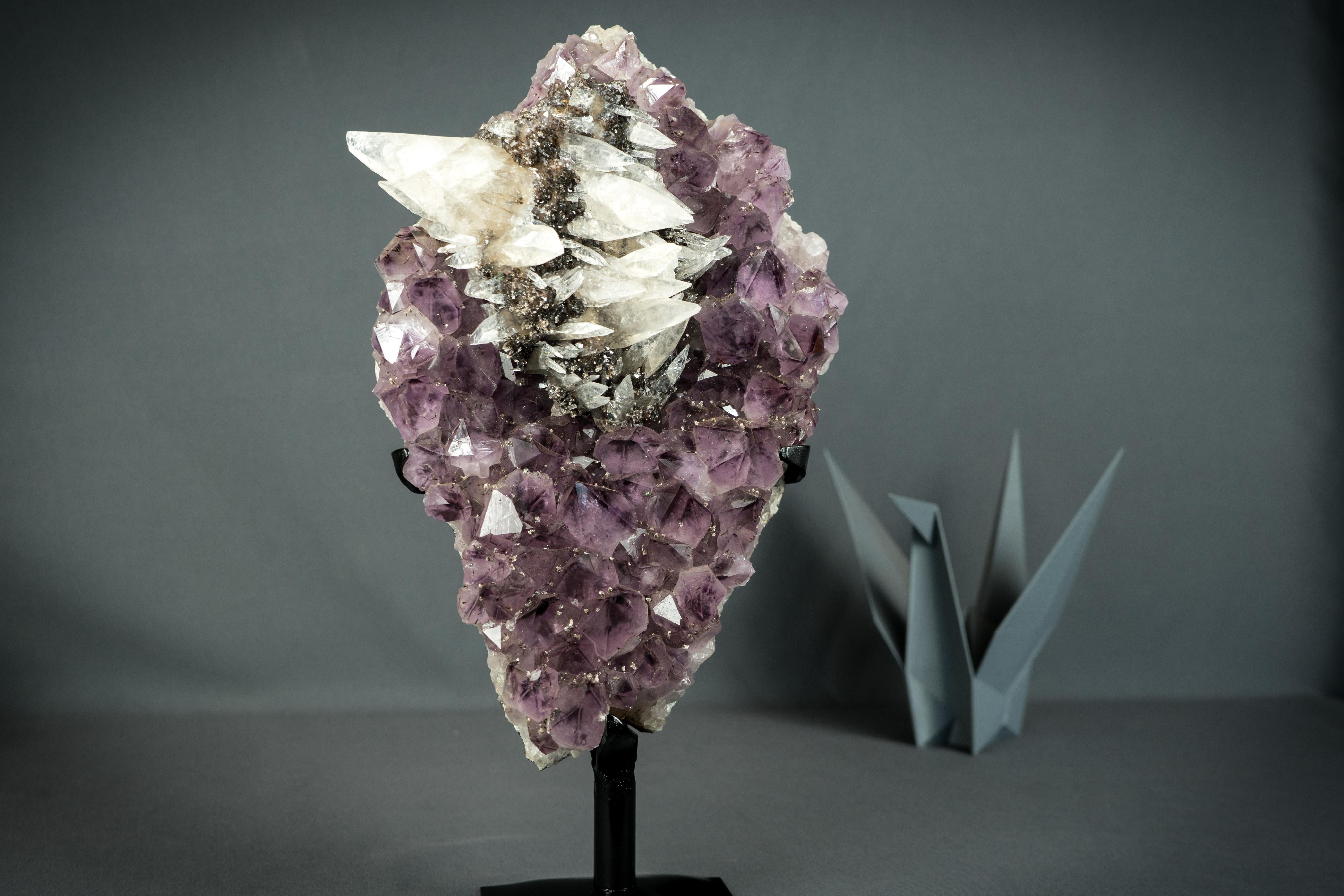 Ametista con raro cluster di calcite intatto su supporto in vendita 8