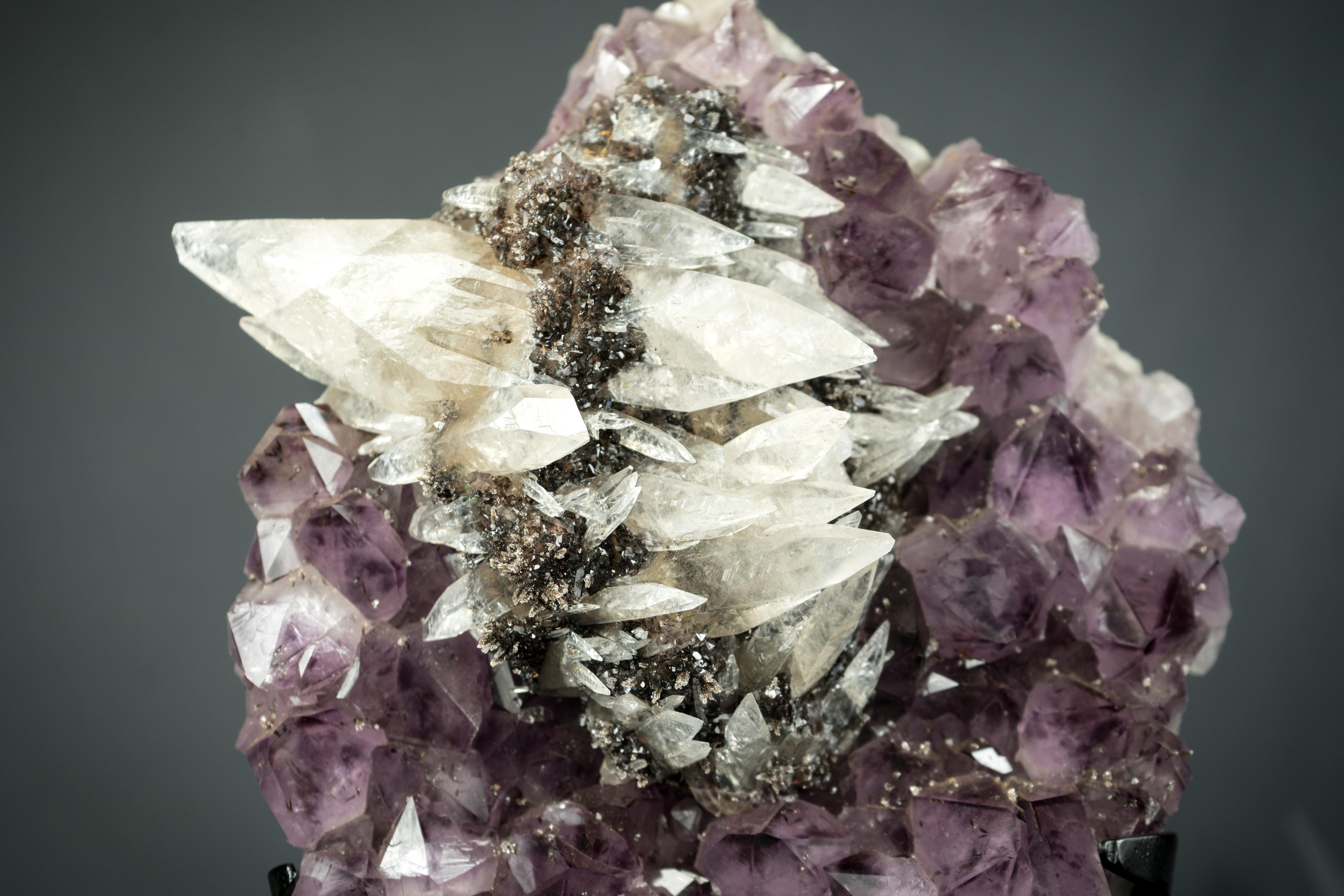 Ametista con raro cluster di calcite intatto su supporto in vendita 9