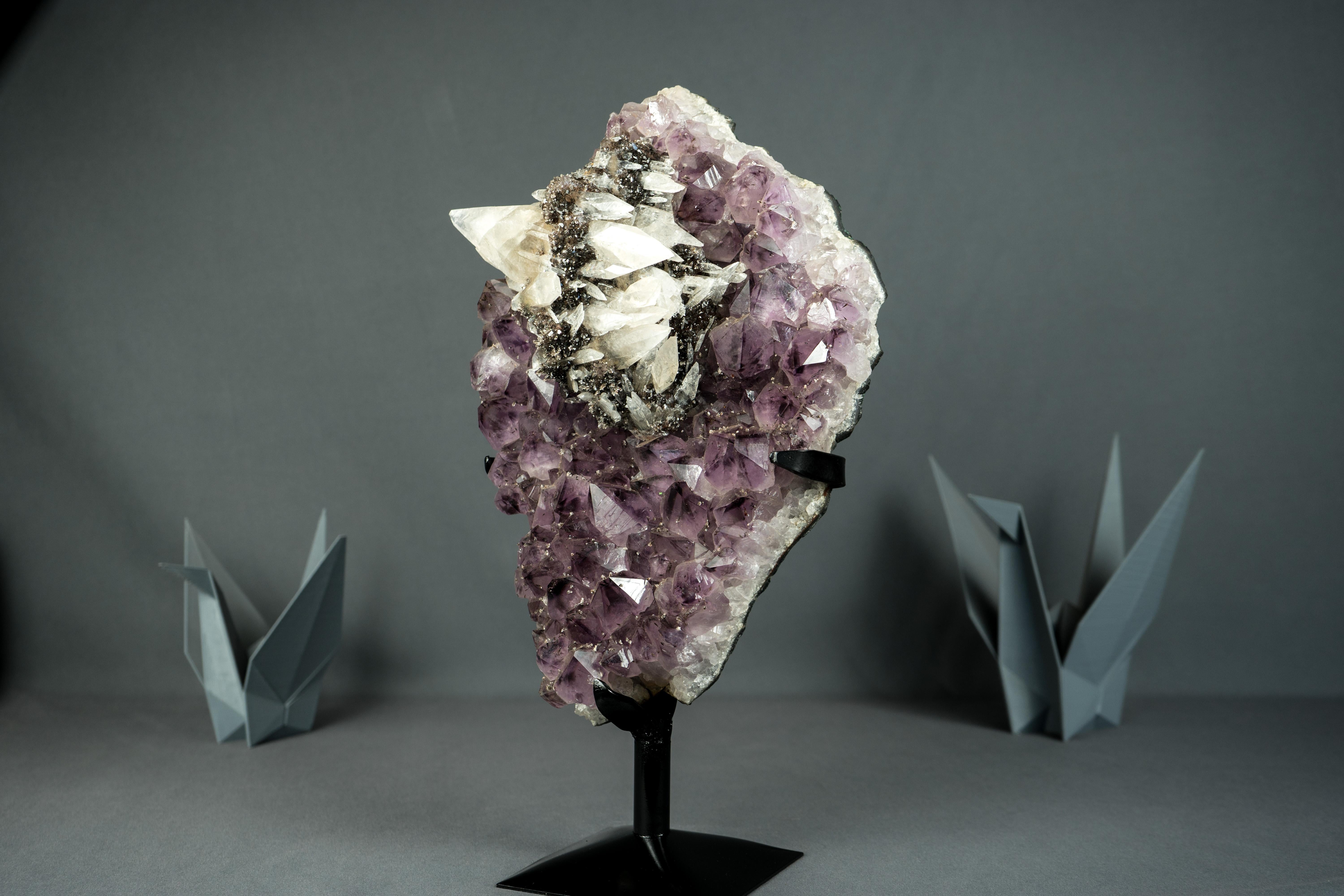 XXI secolo e contemporaneo Ametista con raro cluster di calcite intatto su supporto in vendita
