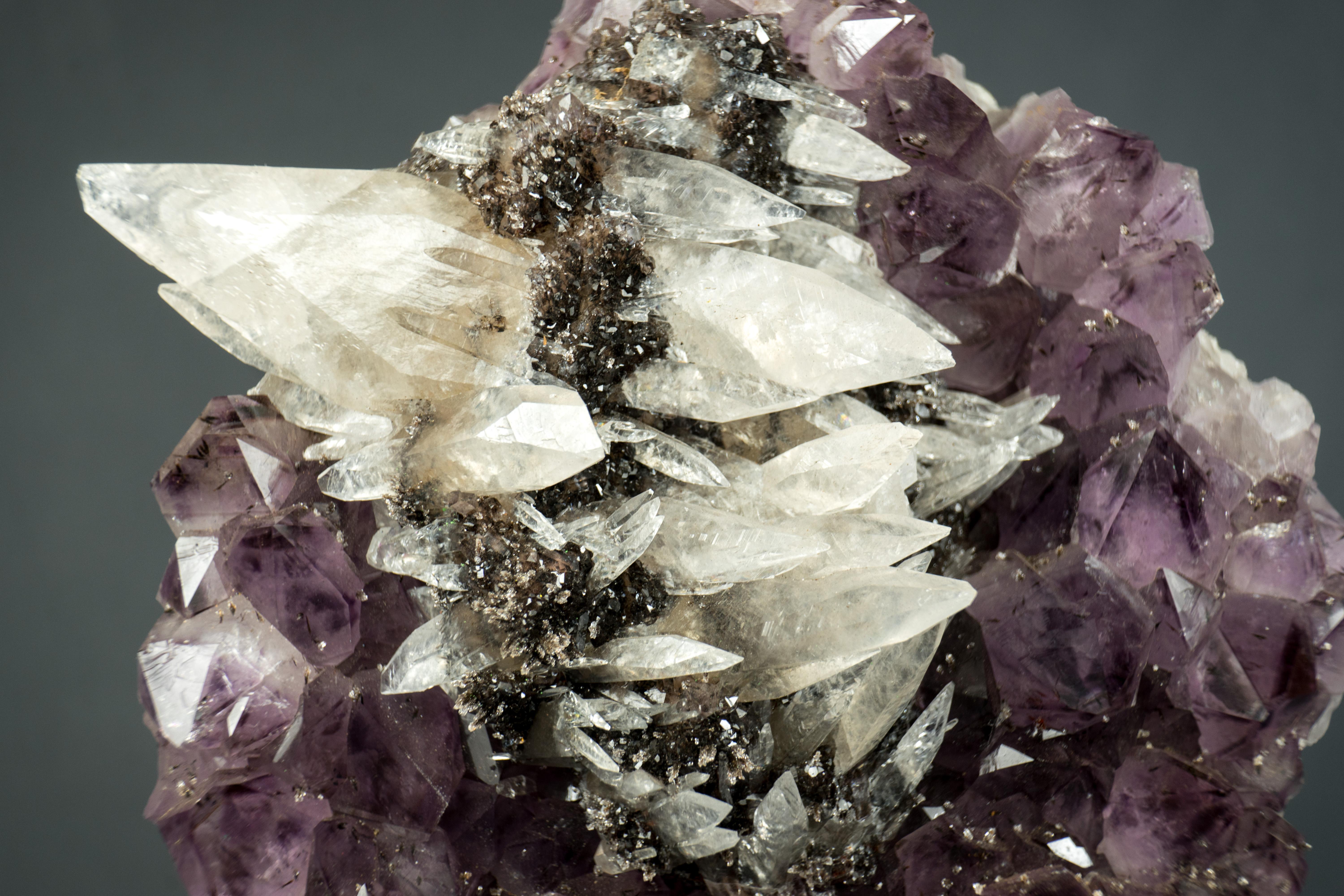 Cristallo Ametista con raro cluster di calcite intatto su supporto in vendita