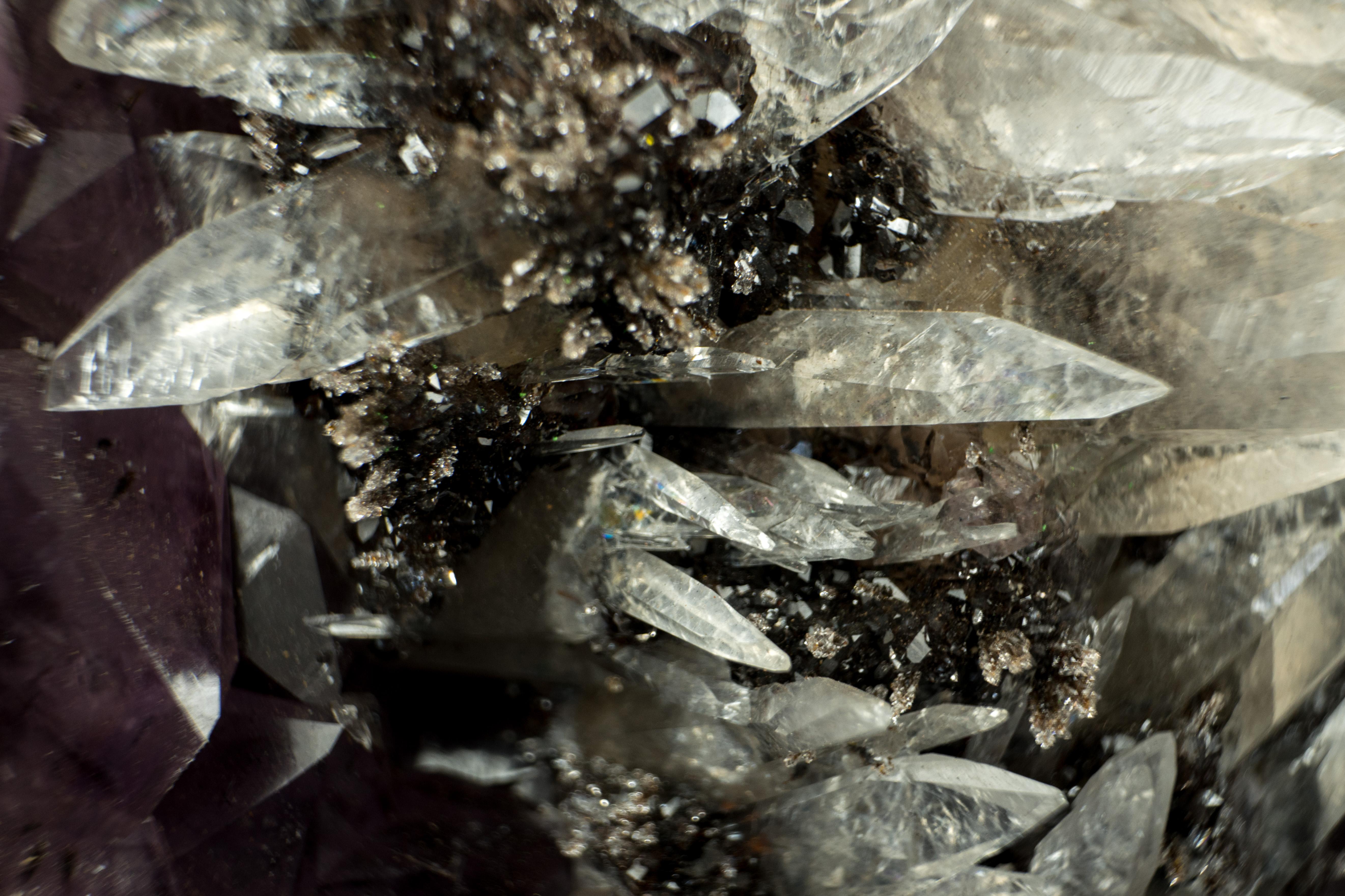 Ametista con raro cluster di calcite intatto su supporto in vendita 1