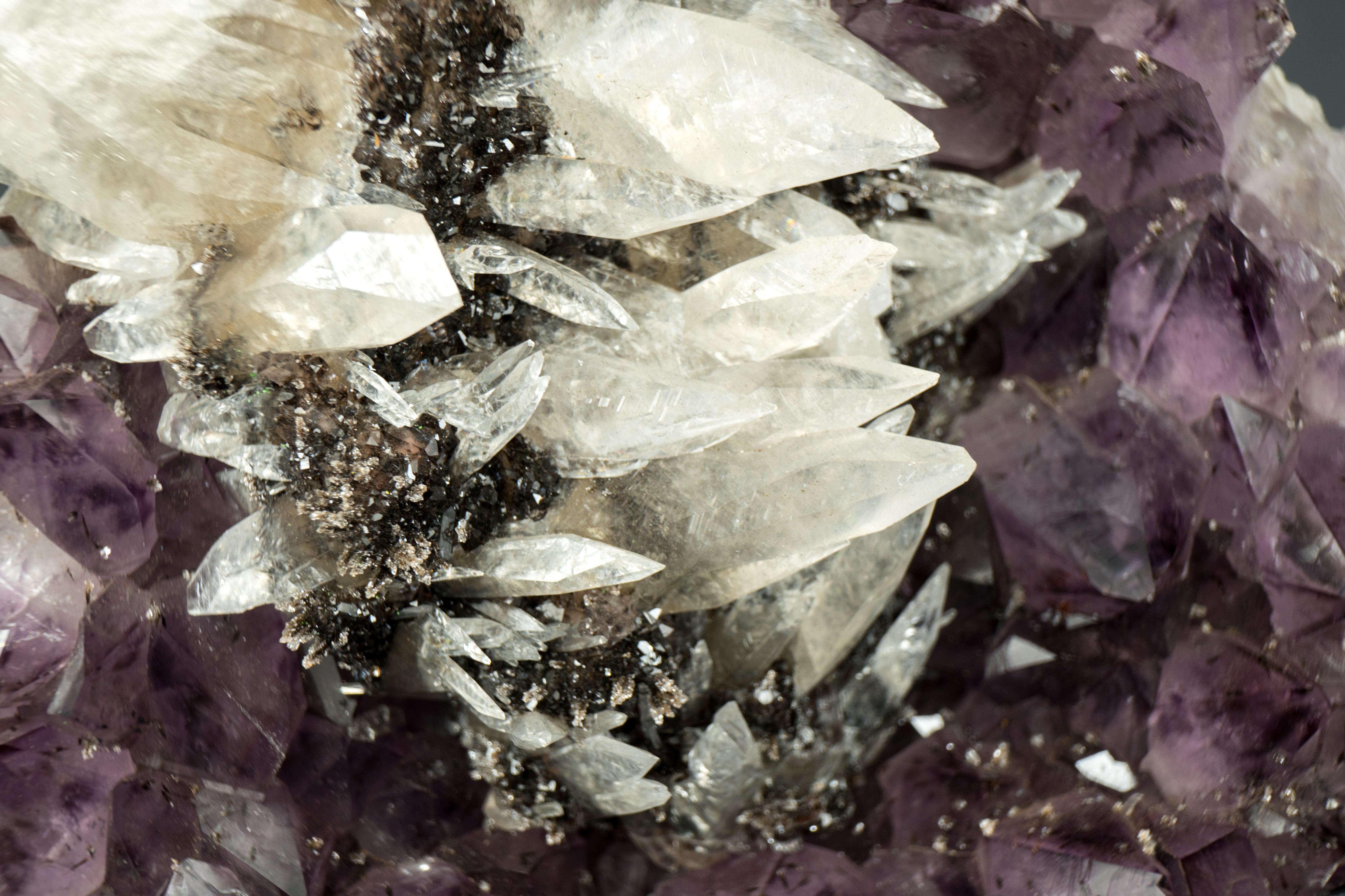 Ametista con raro cluster di calcite intatto su supporto in vendita 2