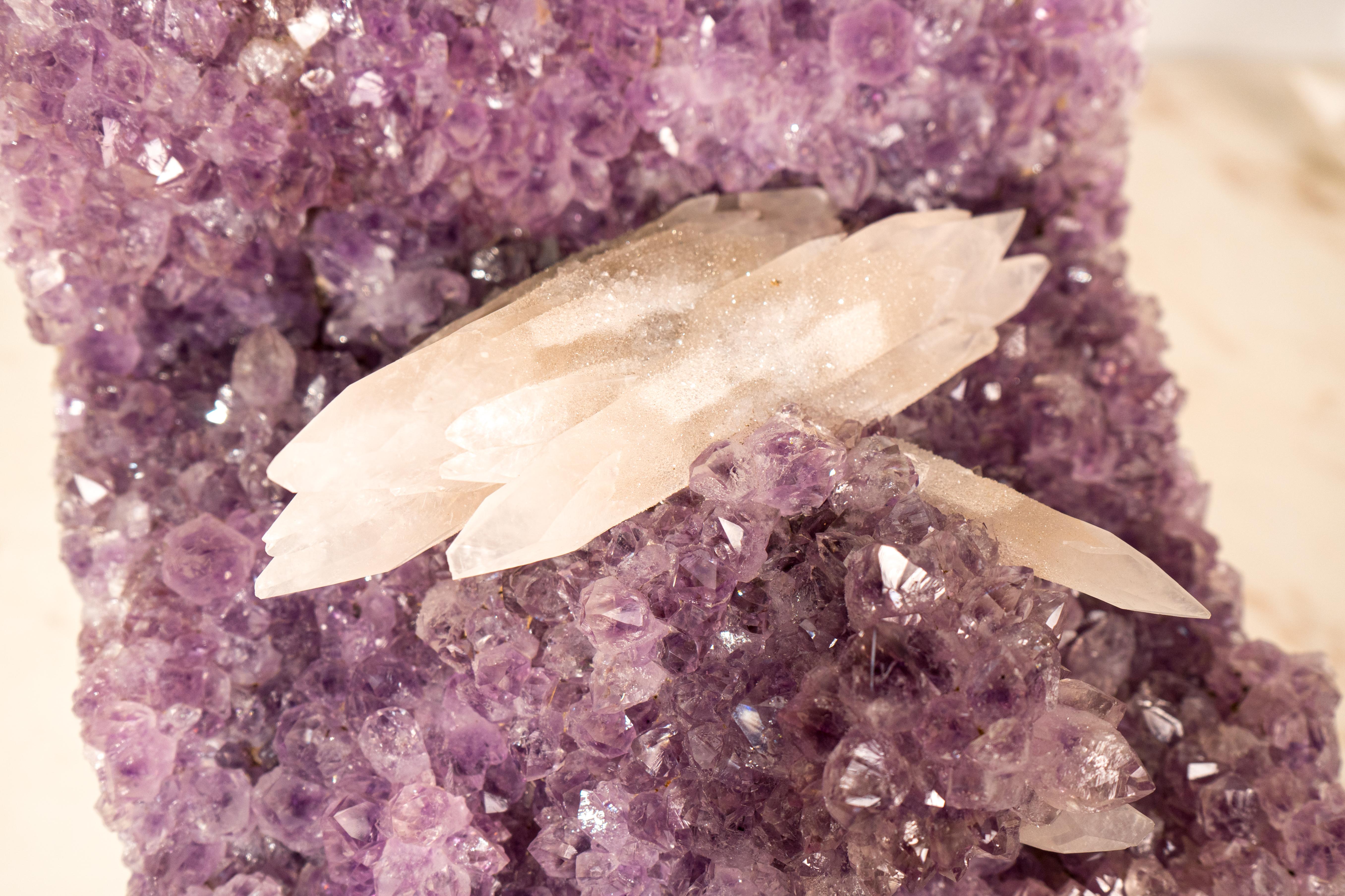 Ametista con rara calcite reattiva ai raggi UV su druzy viola lavanda in vendita 4