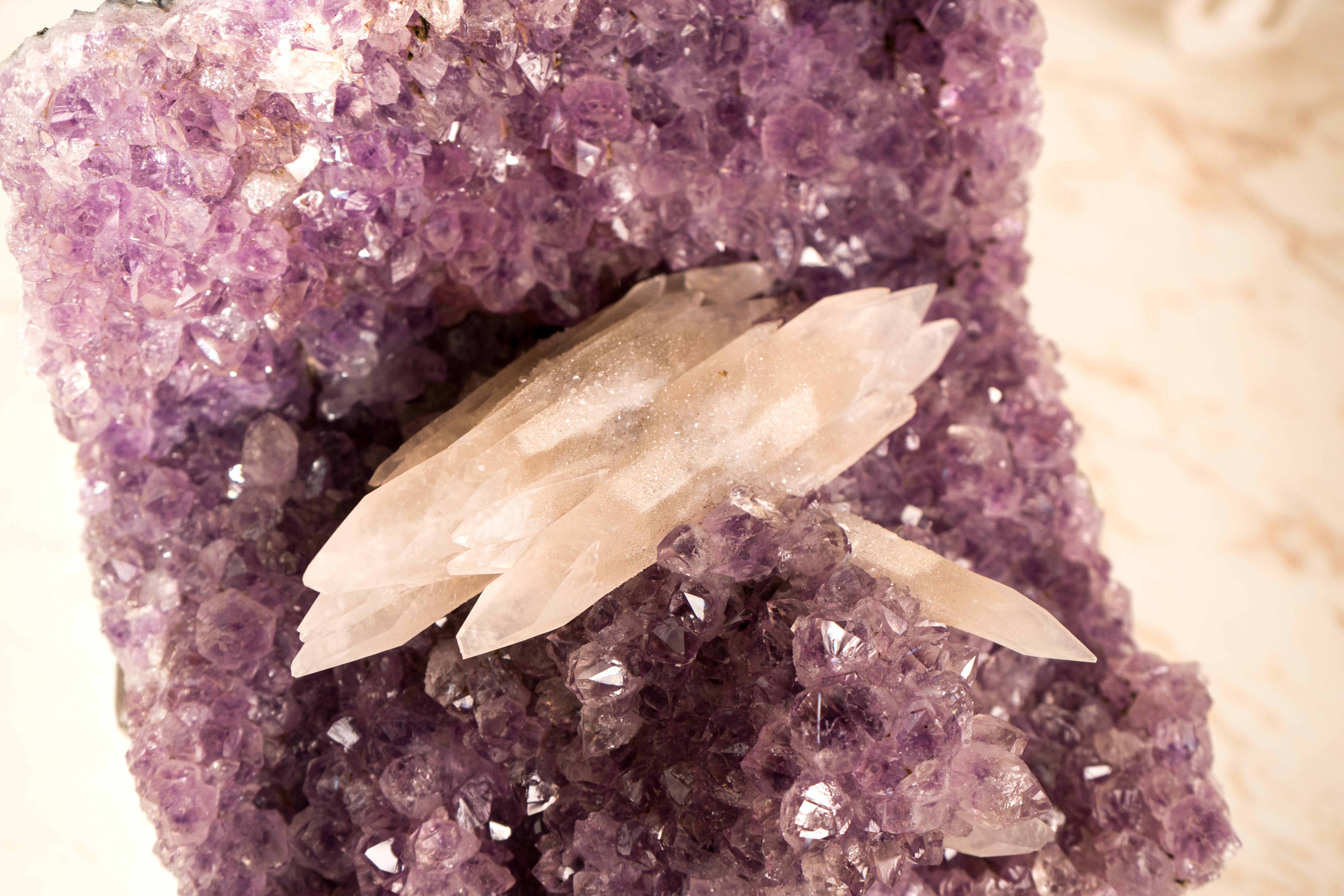Ametista con rara calcite reattiva ai raggi UV su druzy viola lavanda in vendita 5