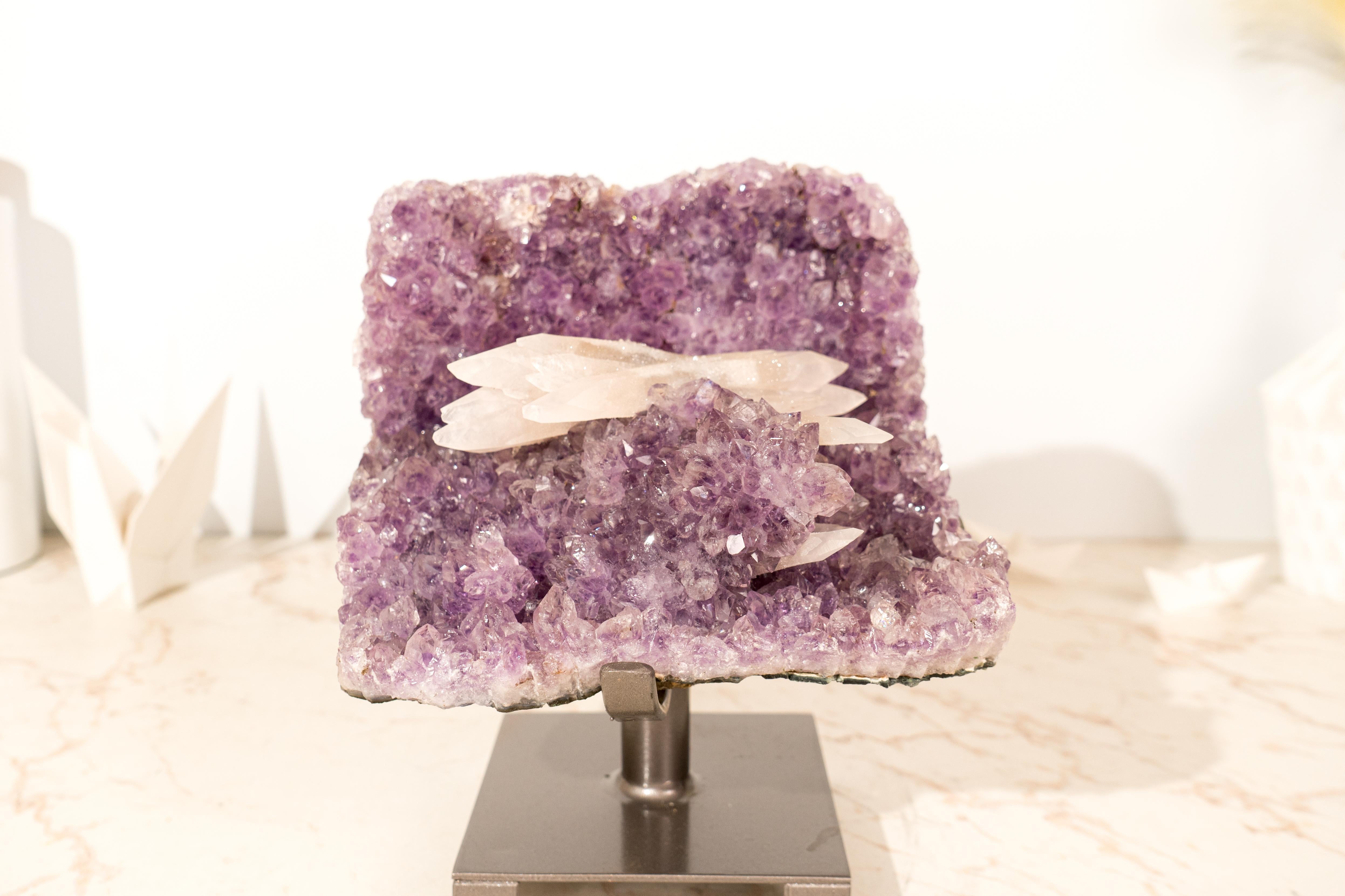 Ametista con rara calcite reattiva ai raggi UV su druzy viola lavanda in vendita 6