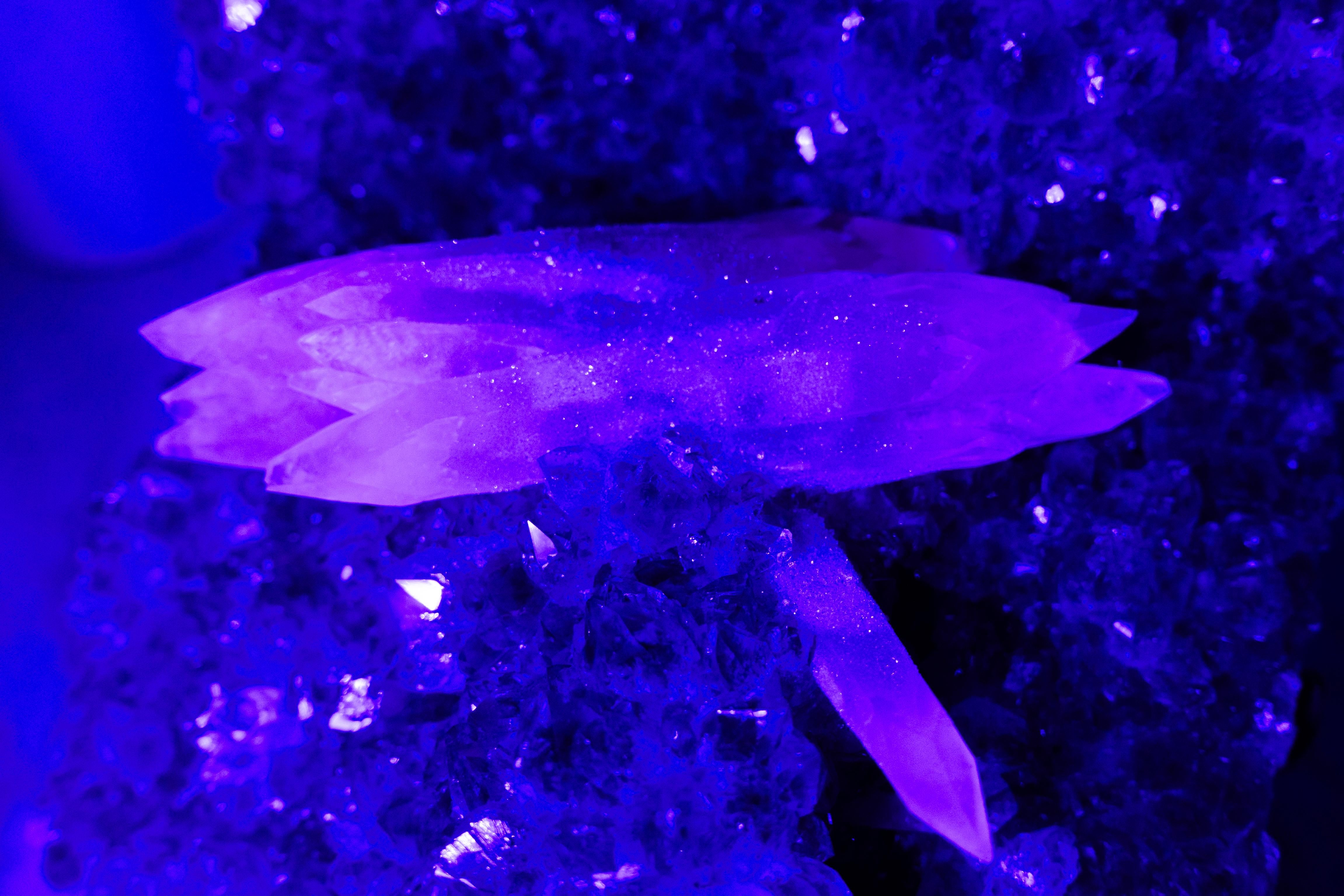 Ametista con rara calcite reattiva ai raggi UV su druzy viola lavanda in vendita 7
