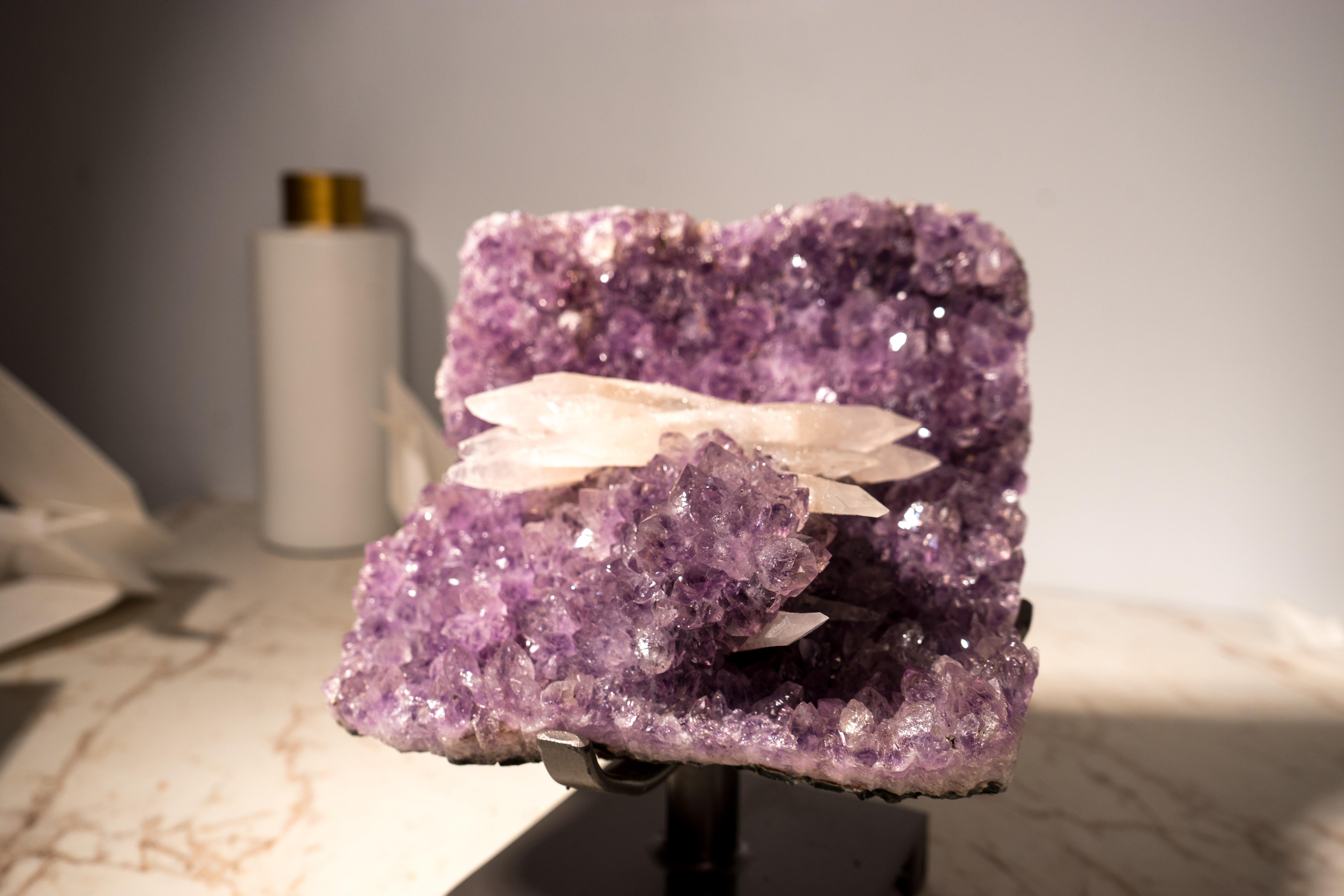 Brasiliano Ametista con rara calcite reattiva ai raggi UV su druzy viola lavanda in vendita
