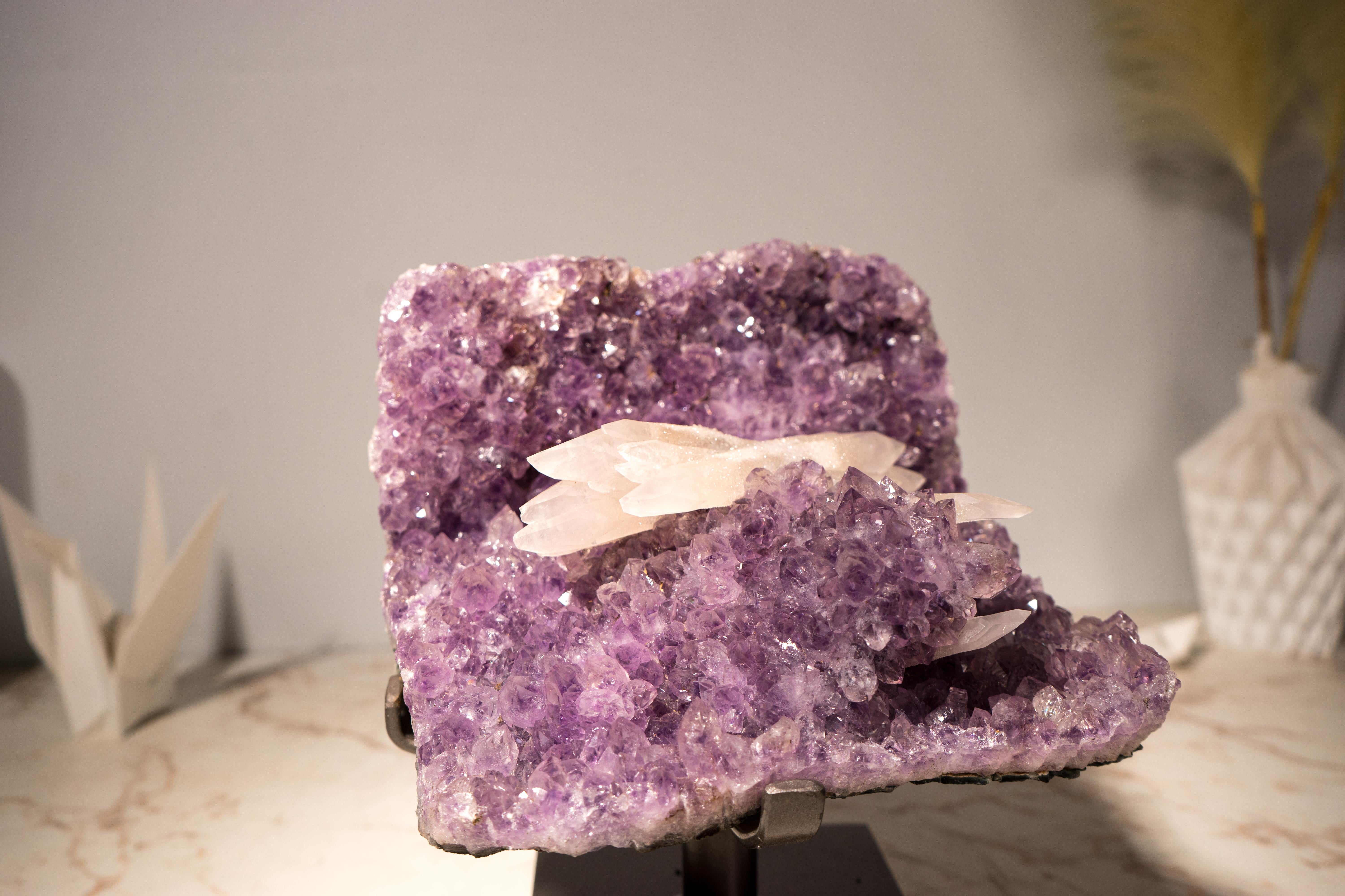 Ametista con rara calcite reattiva ai raggi UV su druzy viola lavanda In condizioni Nuovo in vendita a Ametista Do Sul, BR
