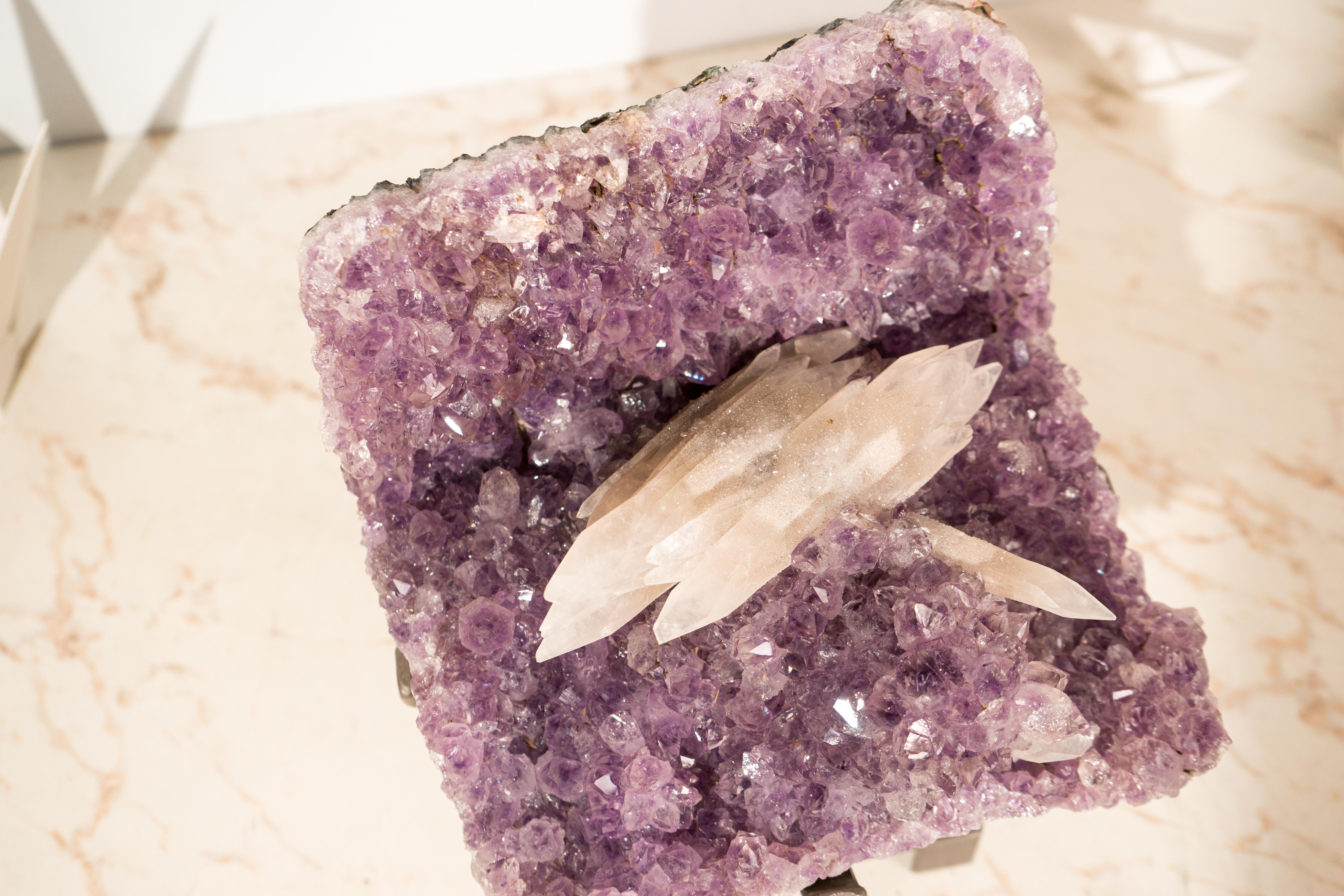 XXI secolo e contemporaneo Ametista con rara calcite reattiva ai raggi UV su druzy viola lavanda in vendita