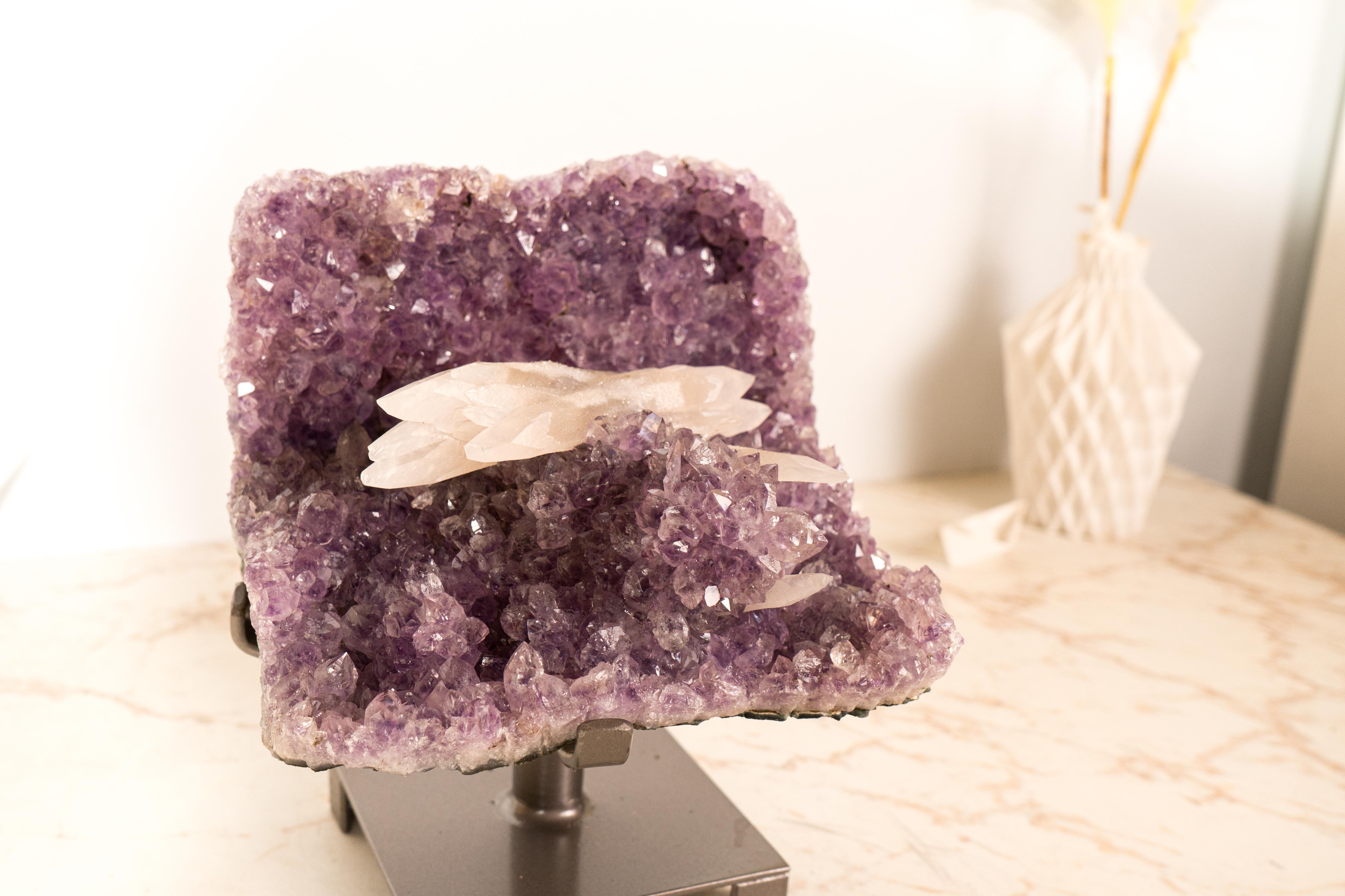 Cristallo Ametista con rara calcite reattiva ai raggi UV su druzy viola lavanda in vendita
