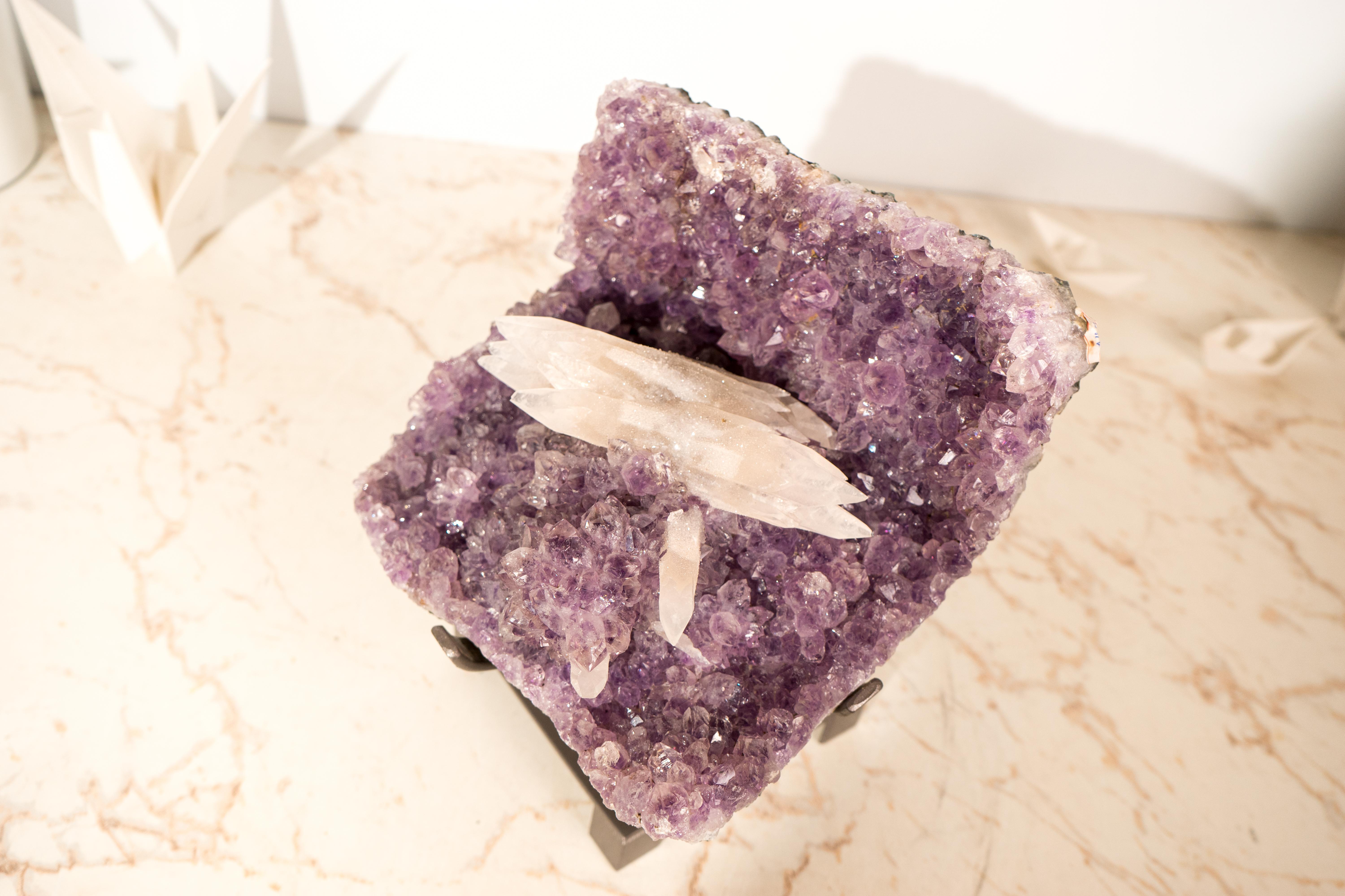 Ametista con rara calcite reattiva ai raggi UV su druzy viola lavanda in vendita 1
