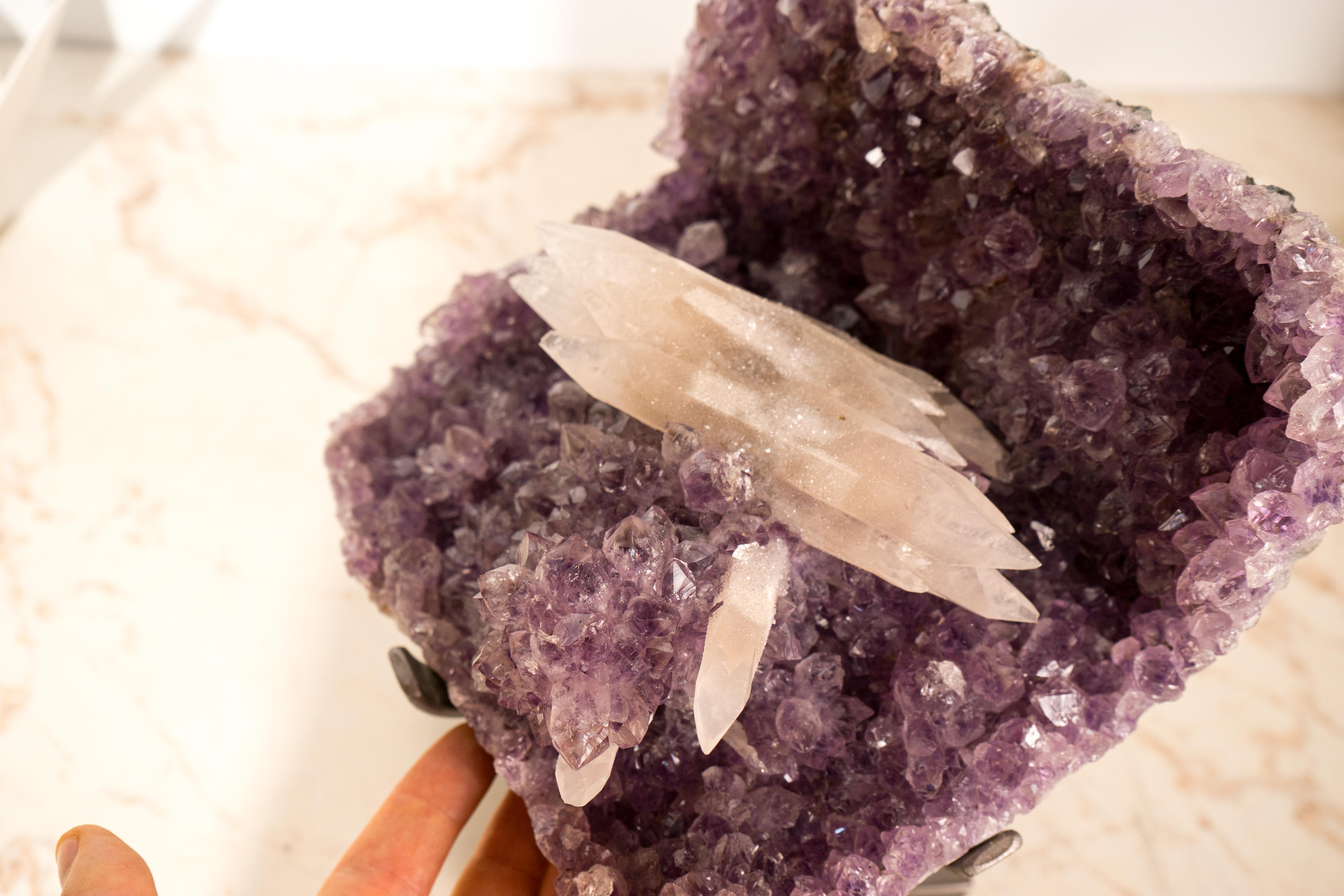 Ametista con rara calcite reattiva ai raggi UV su druzy viola lavanda in vendita 2