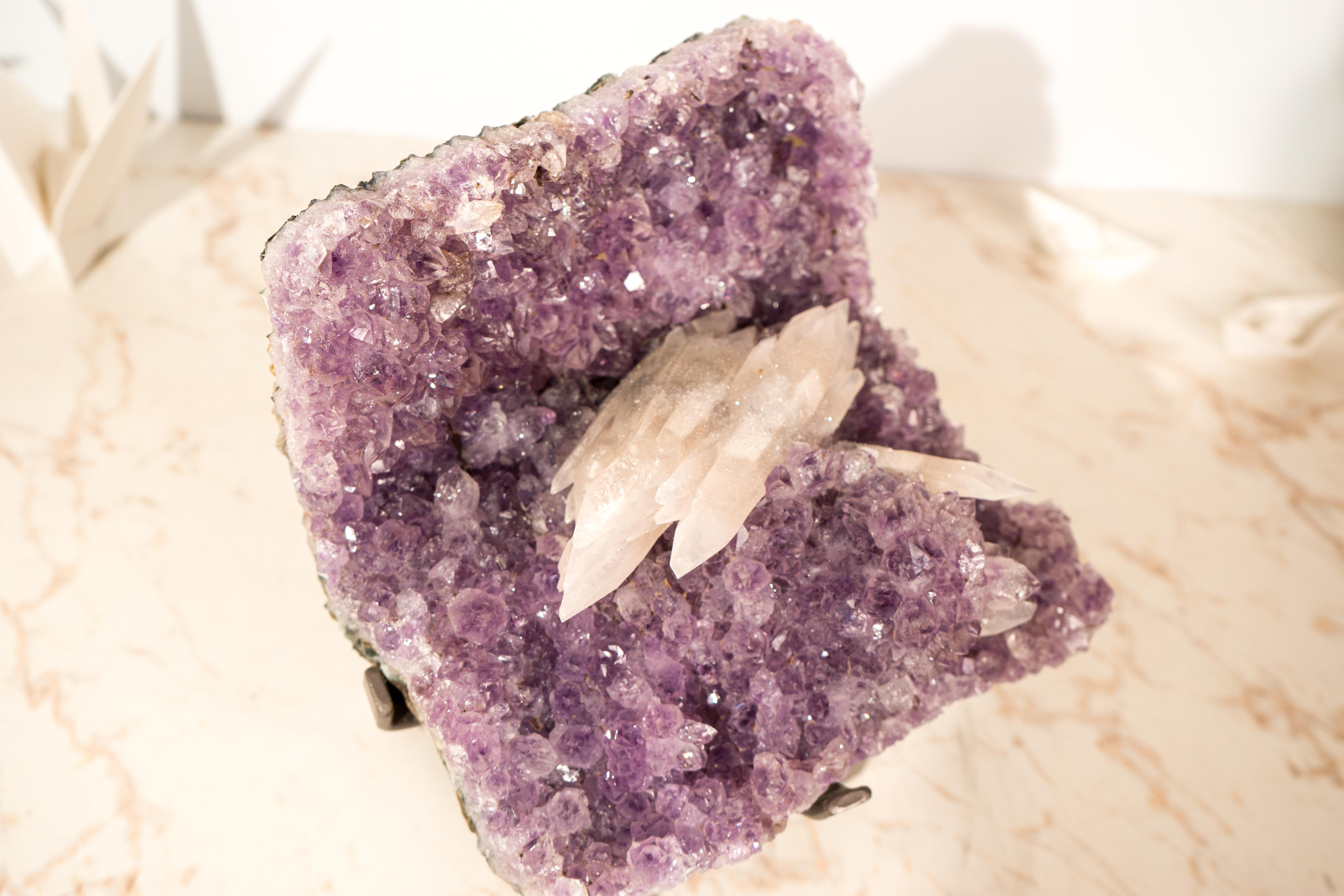 Ametista con rara calcite reattiva ai raggi UV su druzy viola lavanda in vendita 3